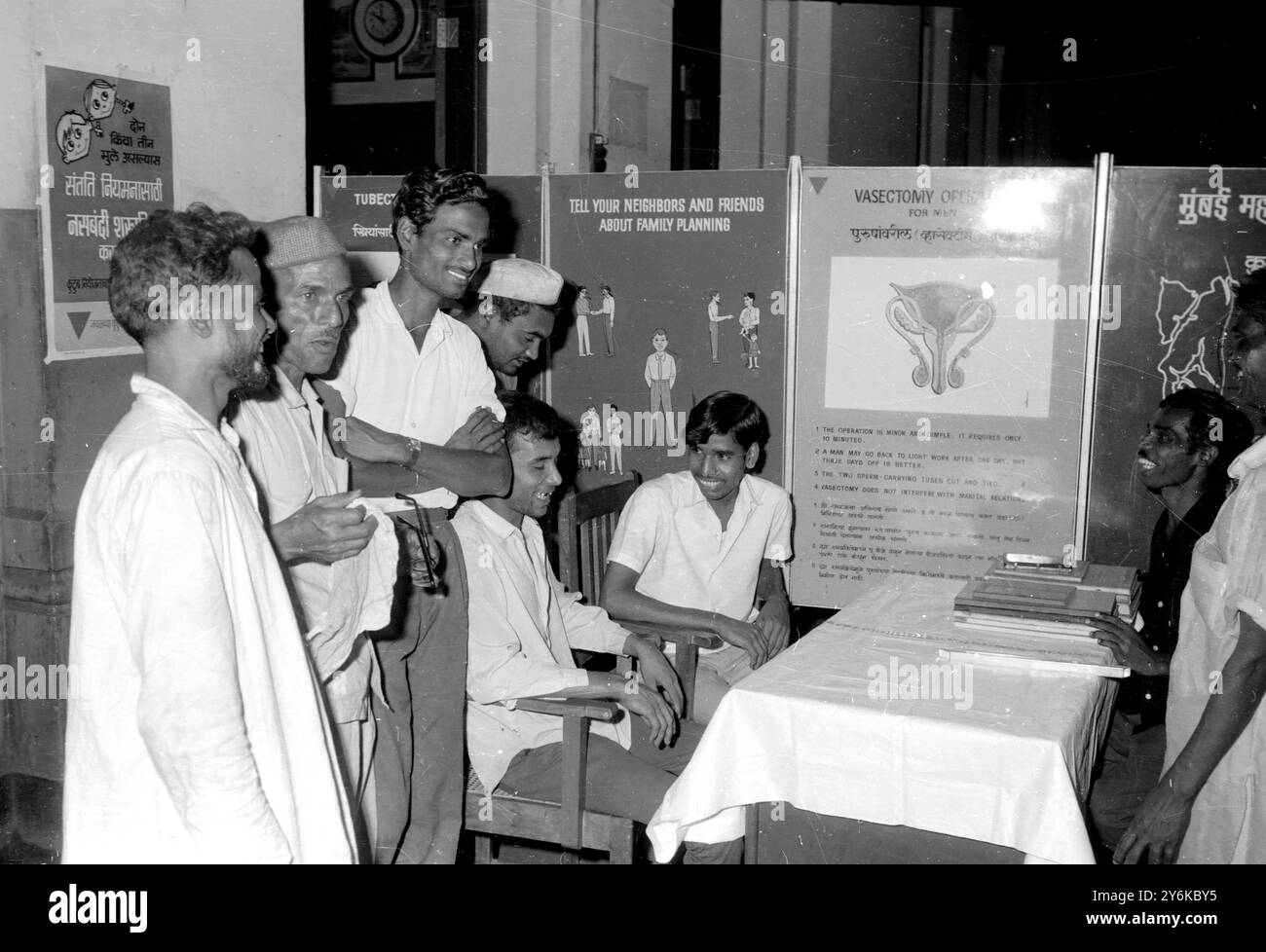 Bombay, Indian: Indische Männer stehen an Bombays Central Station an, um sich am 7. März einer Sterilisation zu unterziehen, als Indiens Mammut-Kampagne zur Kontrolle der Bevölkerungsexplosion im Land begann. Im Rahmen der Kampagne wurden Millionen von Verhütungsmitteln und Handbriefen verteilt, um die Menschen zu überzeugen, Familienplanungsmaßnahmen zu ergreifen. 10. März 1969 Stockfoto