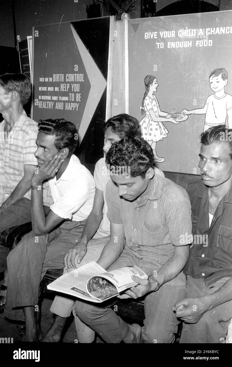 Bombay, Indian: Indische Männer stehen an Bombays Central Station an, um sich am 7. März einer Sterilisation zu unterziehen, als Indiens Mammut-Kampagne zur Kontrolle der Bevölkerungsexplosion im Land begann. Im Rahmen der Kampagne wurden Millionen von Verhütungsmitteln und Handbriefen verteilt, um die Menschen zu überzeugen, Familienplanungsmaßnahmen zu ergreifen. 10. März 1969 Stockfoto