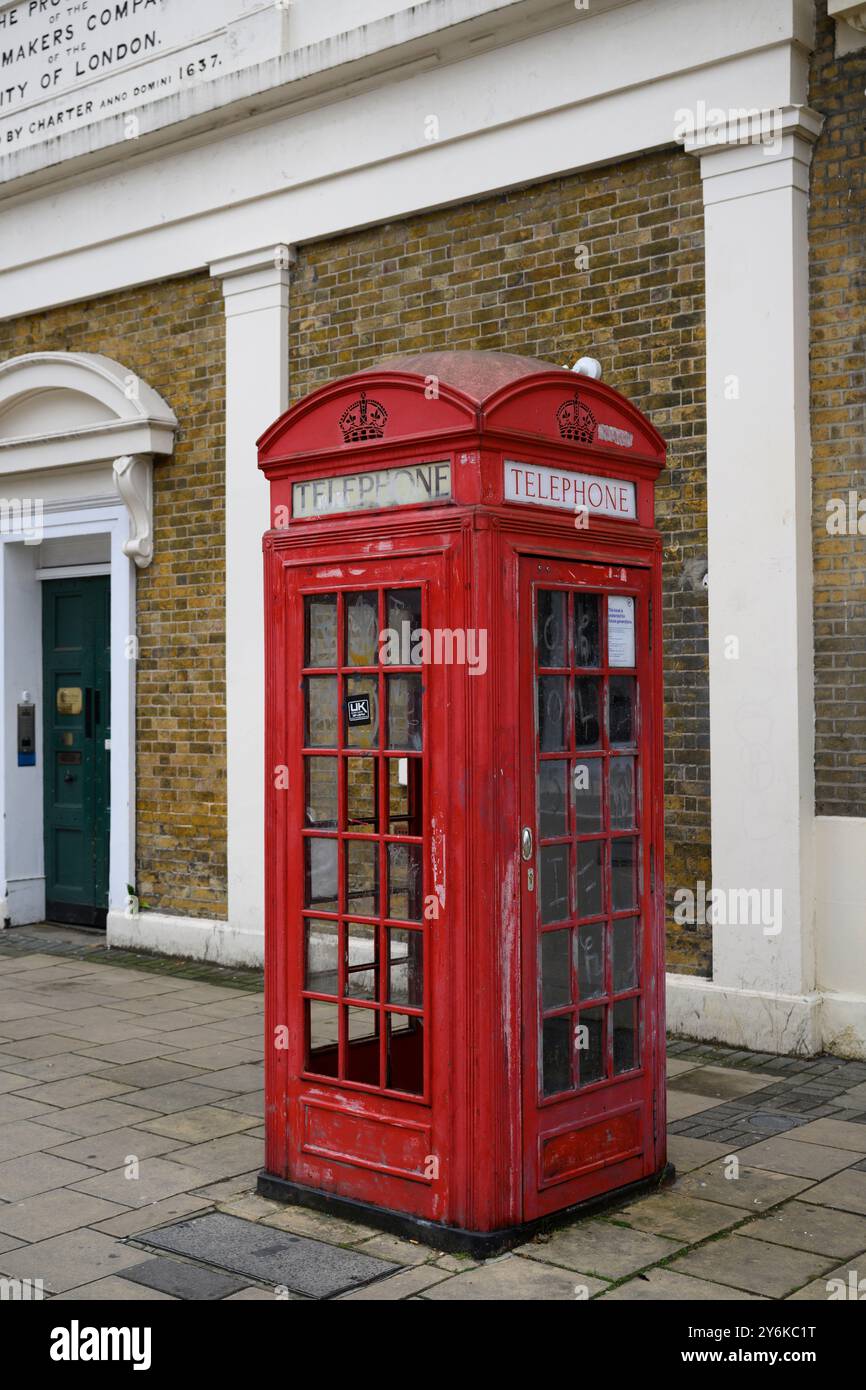 K2 Telefonbox, Commercial Road, London, Großbritannien. September 2024 Stockfoto