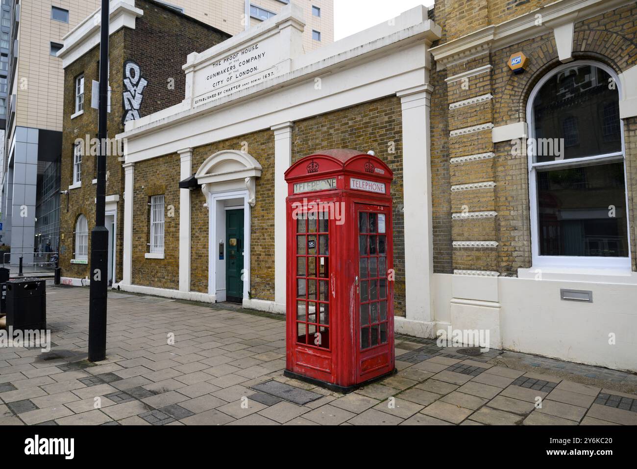 K2 Telefonbox, Commercial Road, London, Großbritannien. September 2024 Stockfoto