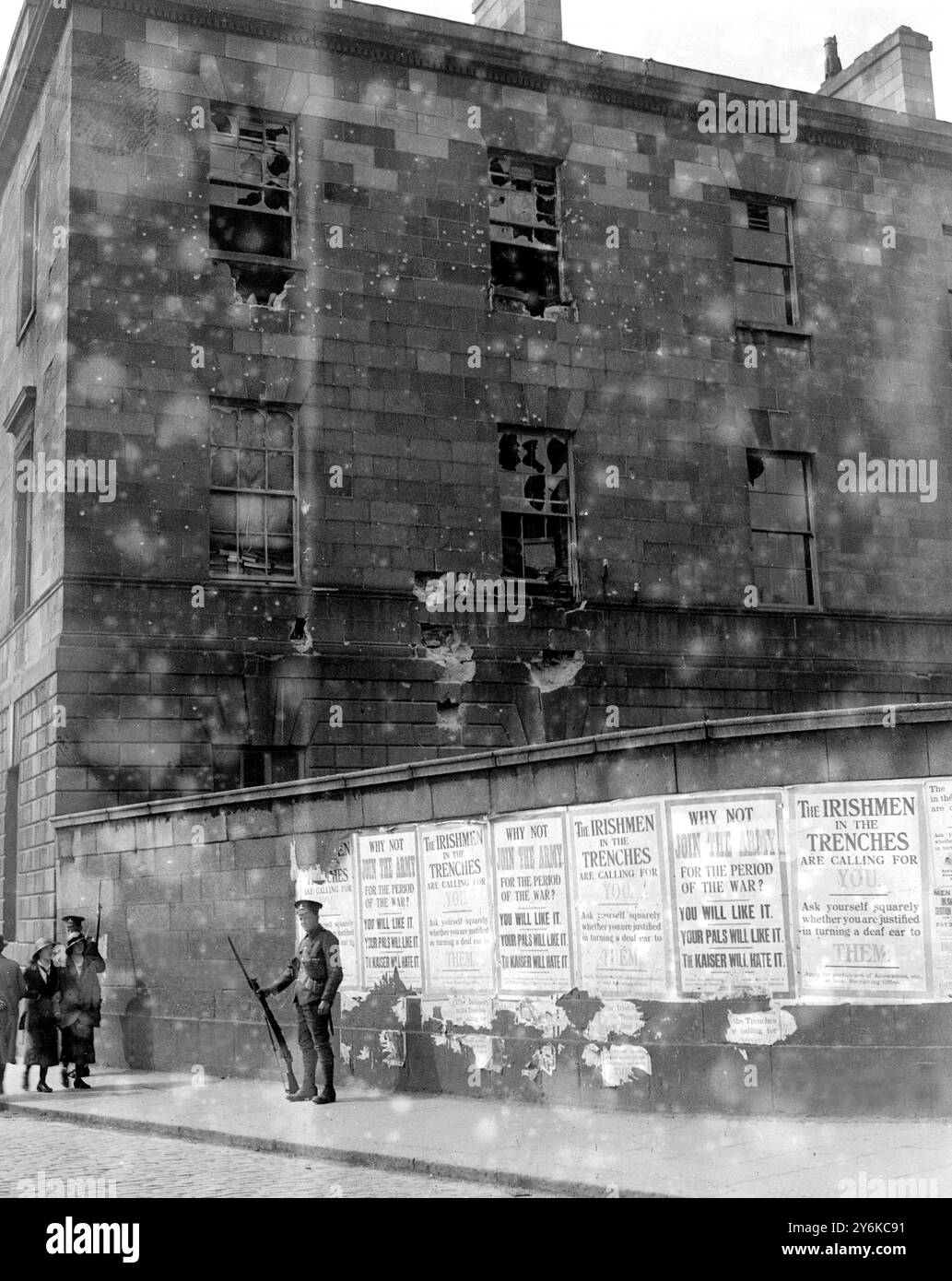 Osteraufgang (ursprünglich „Dublin Rebellion“ genannt) Schaden, den die vier Gerichte durch Maschinengewehrfeuer erlitten haben Rekrutierungsplakate, in denen irische Männer aufgefordert werden, sich im 1. Weltkrieg anzuschließen Warum nicht der Armee beitreten Sie werden es mögen Ihre Kumpels werden es mögen der kaiser wird es hassen Iren in den Gräben fragen Sie sich ganz klar, ob Sie berechtigt sind, ihnen ein taubes Ohr zuzuwenden 1916 Stockfoto