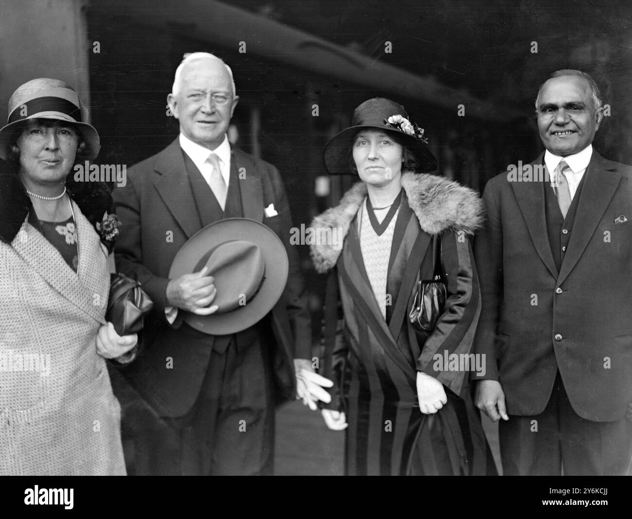 Am Bahnhof St. Pancras bei der Abreise zur Teilnahme an der Royal Commission on Labour in Indien. Frau Whitley , Herr J.H. Whitley , Lady Chatterjee , Sir Atul Chatterjee ( Hochkommissar für Indien ) 20. September 1929 Stockfoto