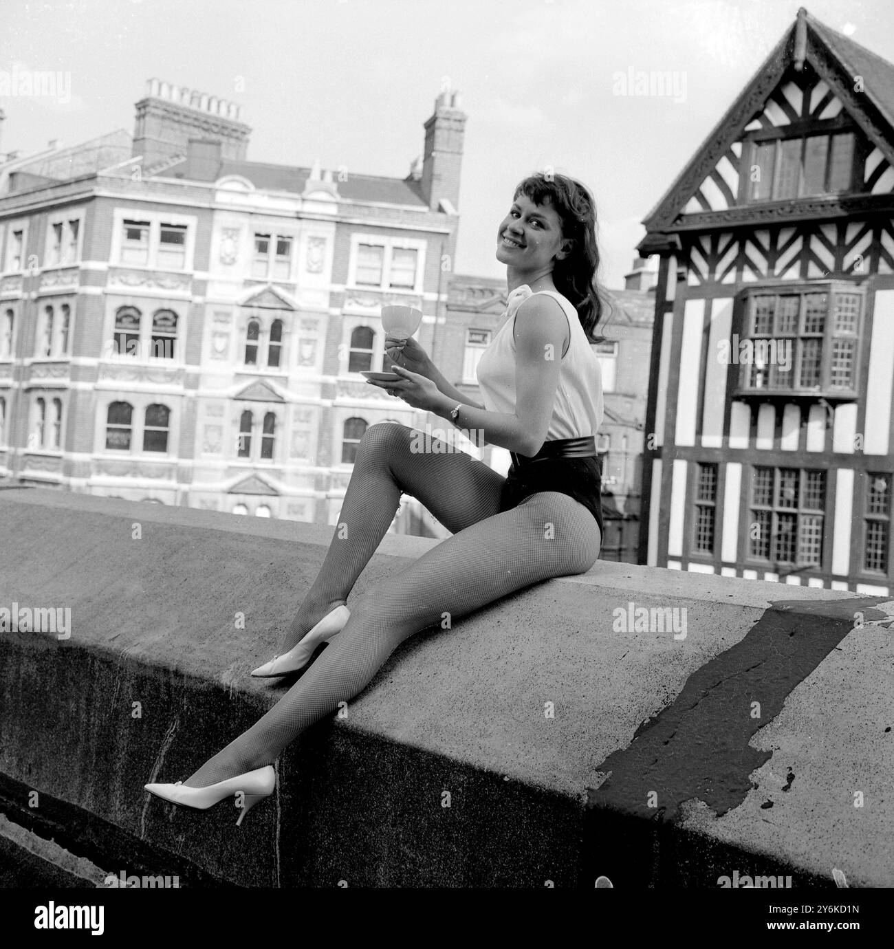 Die Londoner Palladium-Tänzerin Janet O’Mahoney wählte das Theaterdach für ihre 21. Geburtstagsparty am 17. Juli 1959 Stockfoto