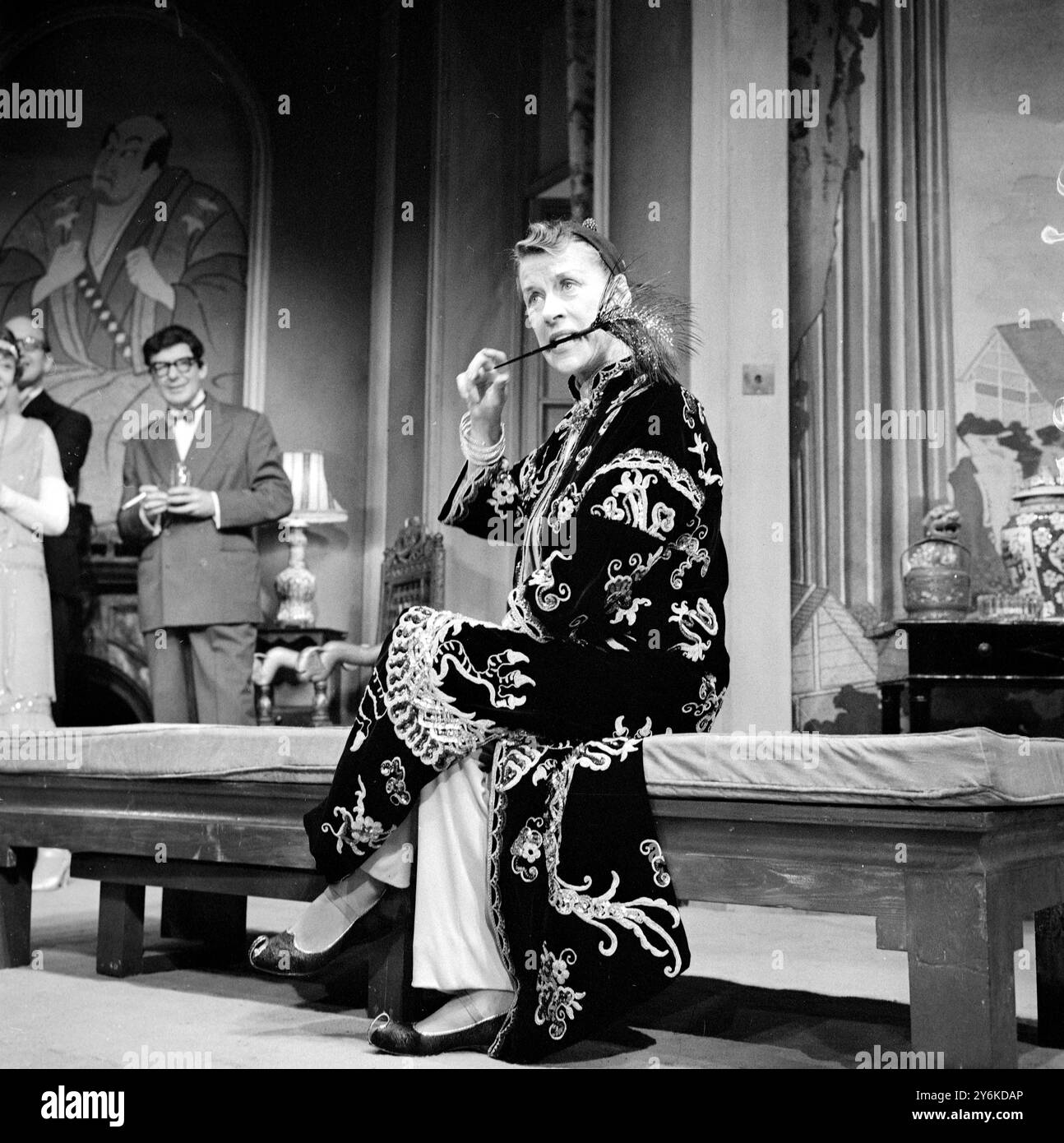 Musical Comedy-Schauspielerin BEA LILLIE, die die neueste Show aus Amerika einstudiert TANTE MAME scheint im Adelphi Theatre auf Worte zu warten. September 1958 ©TopFoto Stockfoto