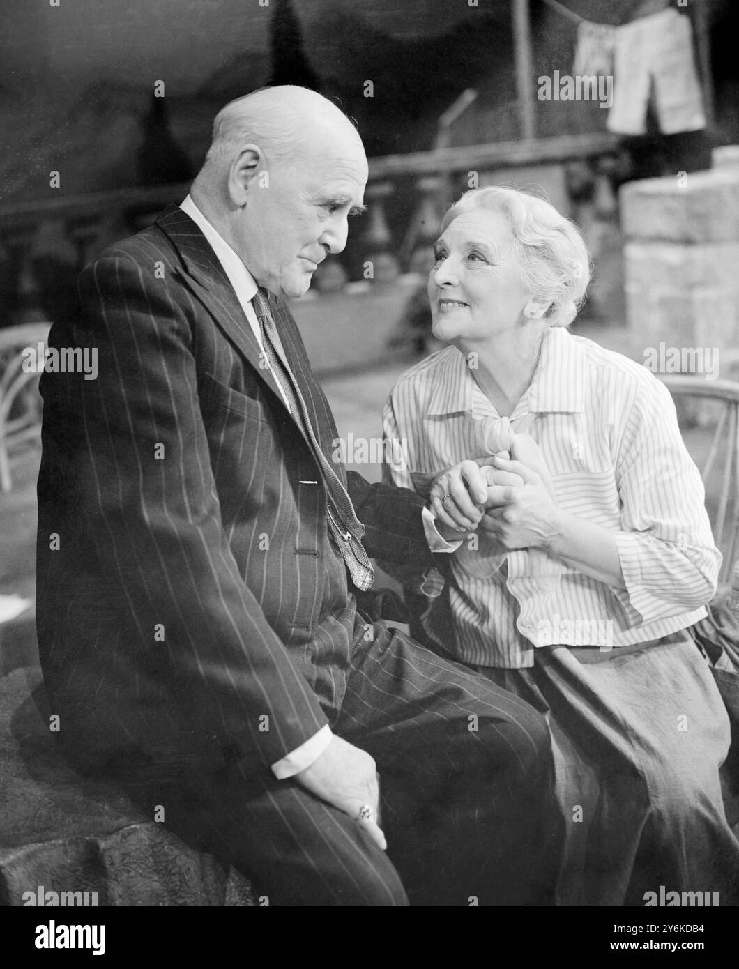 Dame Sybil Thorndyke in einer Szene mit ihrem Ehemann Sir Lewis Casson während der Proben im Globe Theatre des Stücks ACHTZIG IM SCHATTEN, das eigens für sie geschrieben wurde. Dame Sybil und Sir Lewis feierten ihren goldenen Hochzeitstag am 22. Dezember 1958 - Foto vom 7. Januar 1959. ©TopFoto Stockfoto