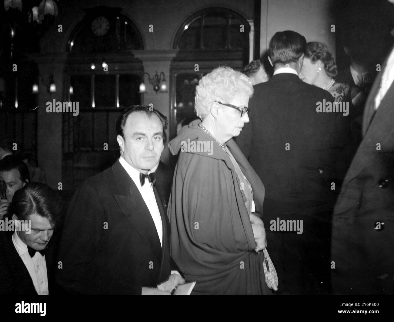 Prinz Aly Khan unter den Besuchern der ersten Nacht des FROSCHES, wird das Edgar Williams-Stück für Wohltätigkeit von jungen Leuten der Gesellschaft inszeniert, die von Prinzessin Margaret im Scala Theatre in London aktiv gefördert wurden - Foto vom 1. Juni 1954. Prinz Ali Solomone Aga Khan (13. Juni 1911 bis 12. Mai 1960), bekannt als Aly Khan, war Vizepräsident der Generalversammlung der Vereinten Nationen, die Pakistan repräsentierte, für die er als UN-Botschafter (1958–1960) diente. Am bekanntesten war er jedoch ein Rennpferdebesitzer und Jockey, der Sohn von Aga Khan III., dem Kopf der Ismails und Vater von Aga Khan IV Stockfoto