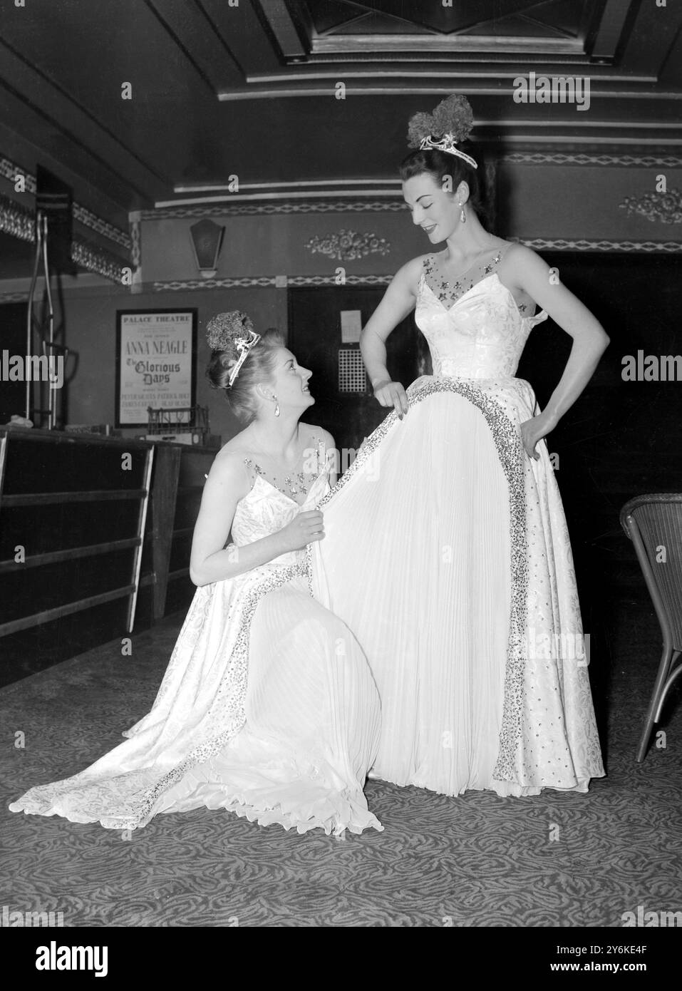 Chorus Girls machen sich bereit für Tom Arnold's and Emile Litttler's Krönung Revue Three Cheers im London Casino mit Vic Oliver . 6. März 1953 Stockfoto