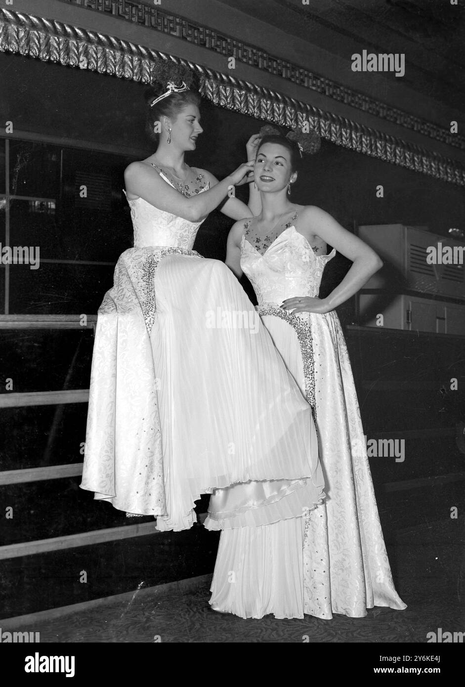 Chorus Girls machen sich bereit für Tom Arnold's and Emile Litttler's Krönung Revue Three Cheers im London Casino mit Vic Oliver . 6. März 1953 Stockfoto