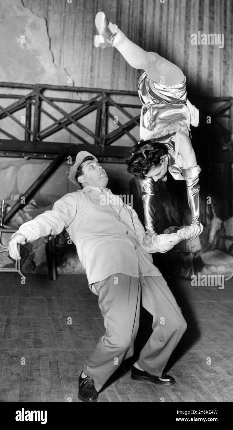 Joe and Evie Slack : bei der Ankunft aus Chicago für die London Melody in der Empress Hall . Sie trägt den Spitznamen Rubber Woman und probt für ihren Auftritt am 29. Mai 1951 Stockfoto