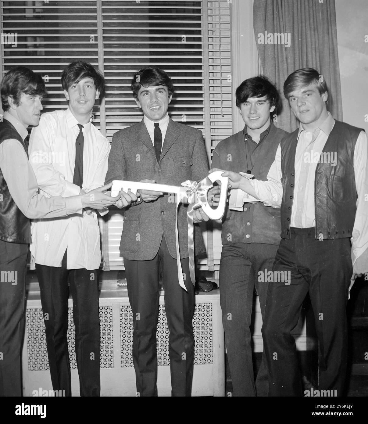 New York: Die englische Musikgruppe The Dave Clark Five (von links nach rechts) Rick Huxley; Mike Smith; Dave Clark; Dennis Payton und Lenny Davidson. In ihrer Garderobe nach ihrem Auftritt am 30. Mai in New Yorks berühmter Carnegie Hall. Dave Clark hält eine Präsentation der Gruppe durch den Bürgermeister von New Rochelle, New York. 1. Juni 1964 Stockfoto