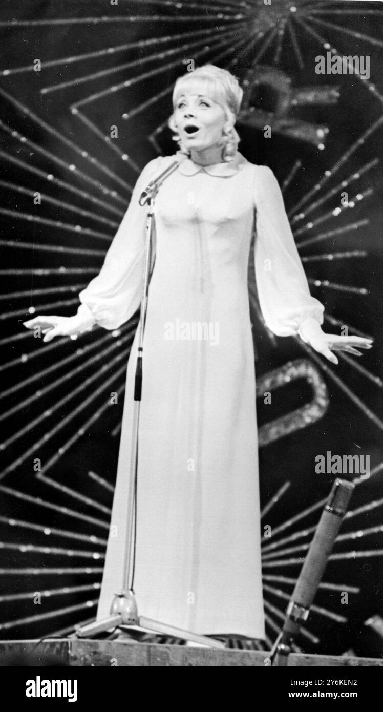 London: Die letzte Probe des Eurovision Song Contests fand heute Abend in der Royal Albert Hall statt. Isabelle Aubret aus Frankreich Proben. Massiel von Spanien gewann. 6. April 1968 Stockfoto