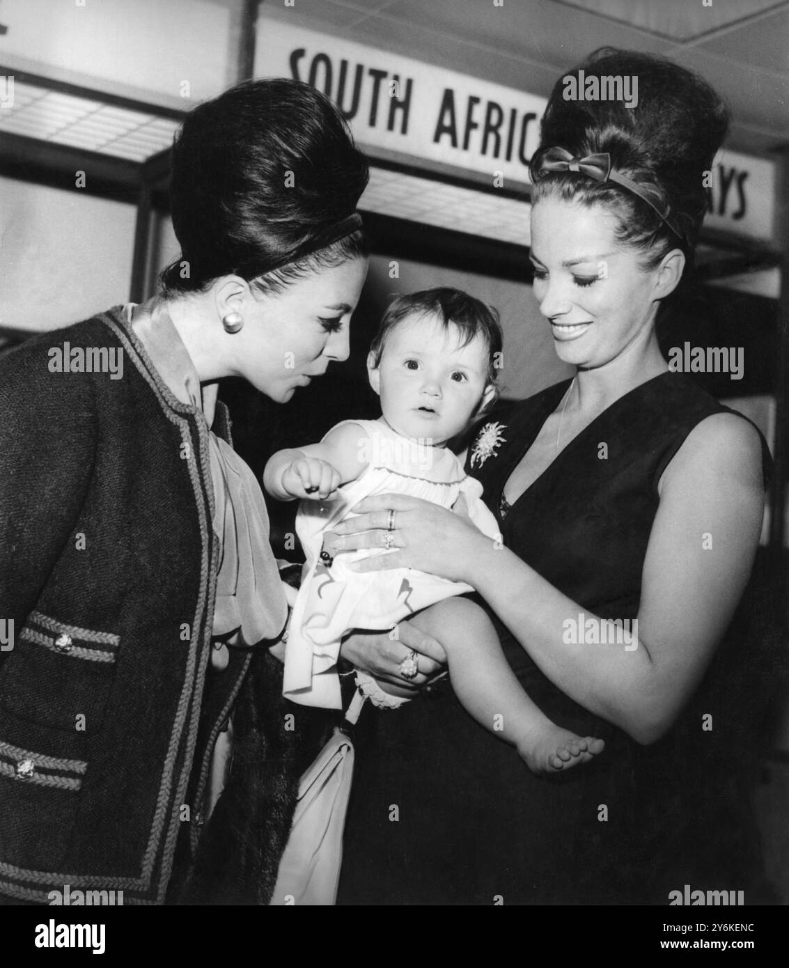 Flughafen London. Joan Collins gratuliert ihrer jungen Nichte Tracy, die von ihrer Mutter Jackie Collins gehalten wird. September 1962 Stockfoto