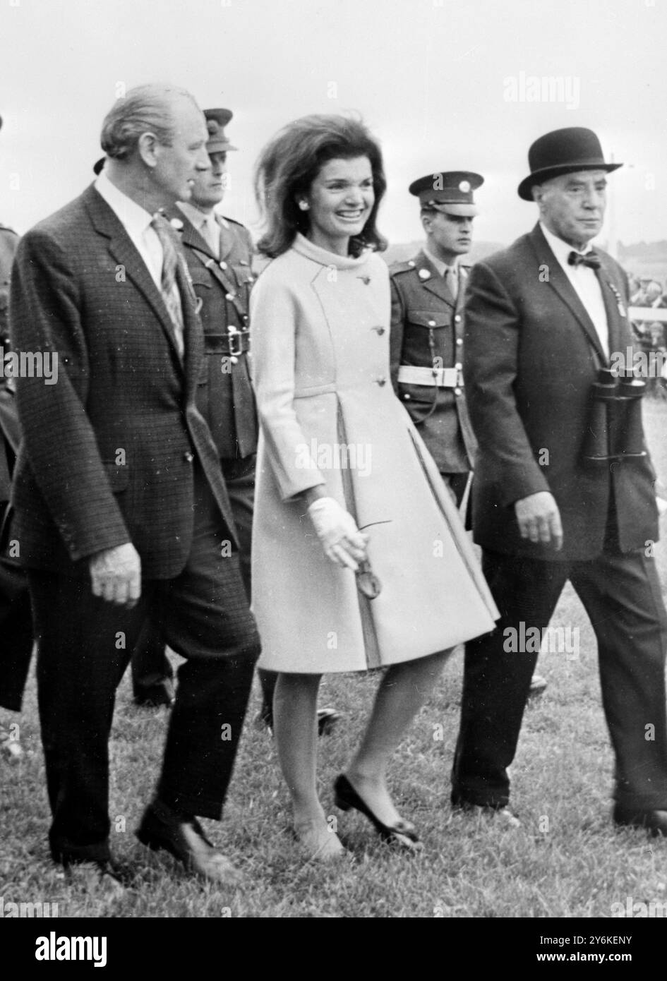 Dublin, Irland: John F. Kennedy wird vom Premierminister Jack Lynch (links) und Colonel P. Mulcahy, Steward des Irish Turf Club, zum Paradering in Curragh begleitet. Mrs. Kennedy trug einen hellgrünen Mantel, keinen Hut, schwarze Pumps und eine Handtasche. 3. Juli 1967 Stockfoto