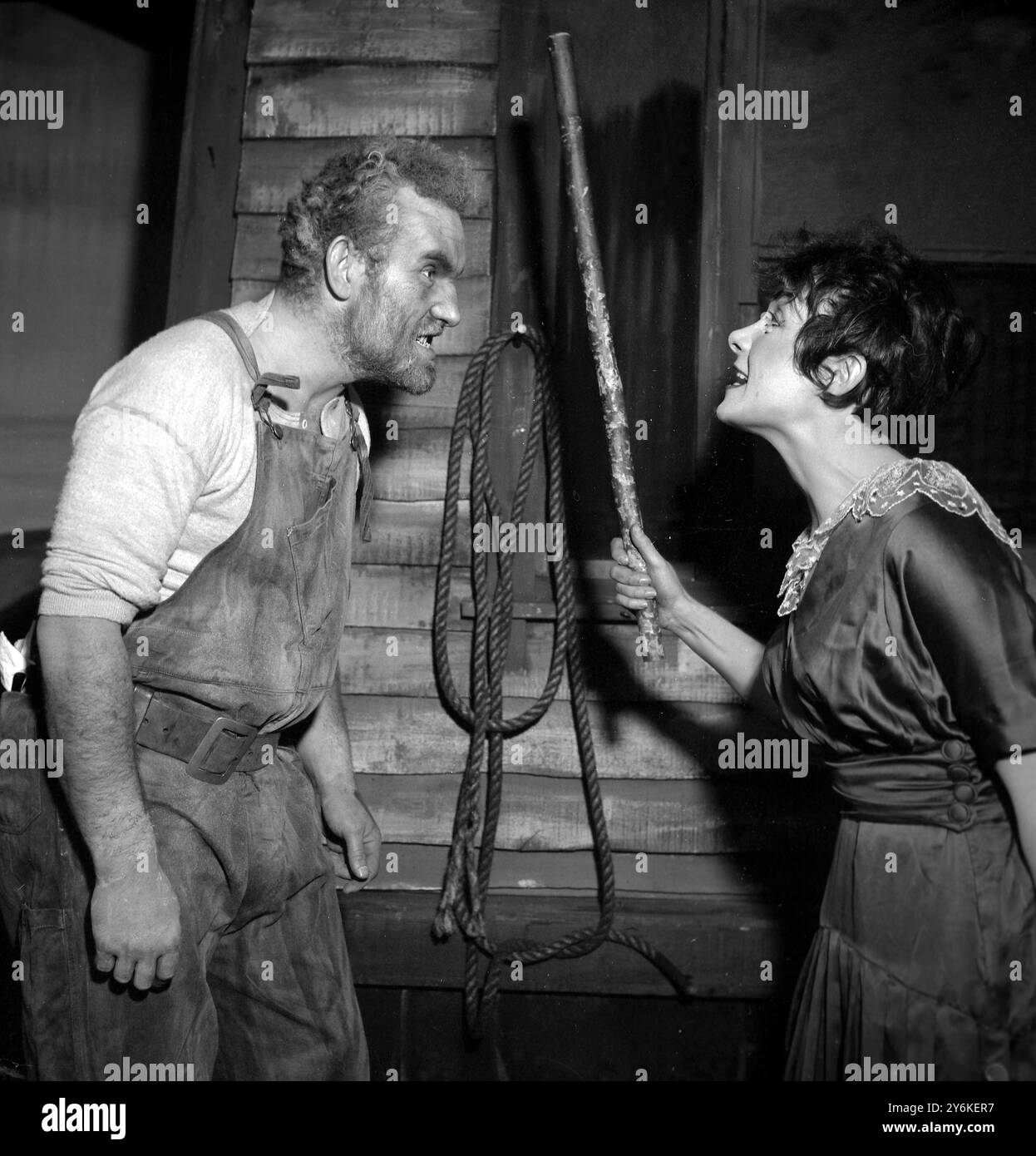 Kurz davor, ihrem Vater den Kopf zu schlagen, nachdem er betrunken zu Hause angekommen war, ist Josie Hogan, ein harter Mann einer Frau, gespielt von Margaret Whiting in einer Szene aus dem Eugene O'Neill Play A MOON FOR THE MISBEGOTTEN, das am Mittwoch, den 20. Januar 1960 im Arts Theatre präsentiert wird. Vater wird von Colin Blakely gespielt, der Autor schrieb das Stück 1942, wartete 10 Jahre auf eine Produktion und veröffentlichte das Stück dann in einem Zustand der Verzweiflung in Buchform. Foto vom 18. Januar 1960. ©TopFoto Stockfoto