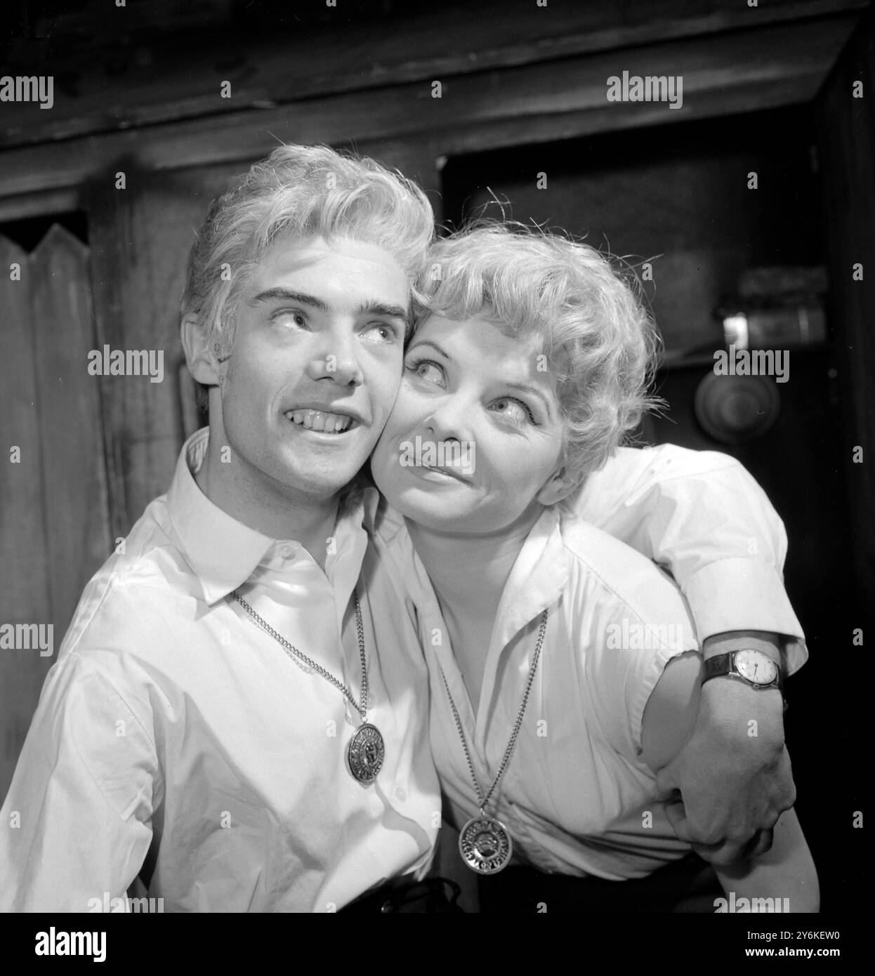 Brian Tipping (18) (links) als Winston und Sylvia Davies (17) als Willy bei einer Kostümprobe des Stücks hatten es nie so gut. - 7. März 1960. ©TopFoto Stockfoto