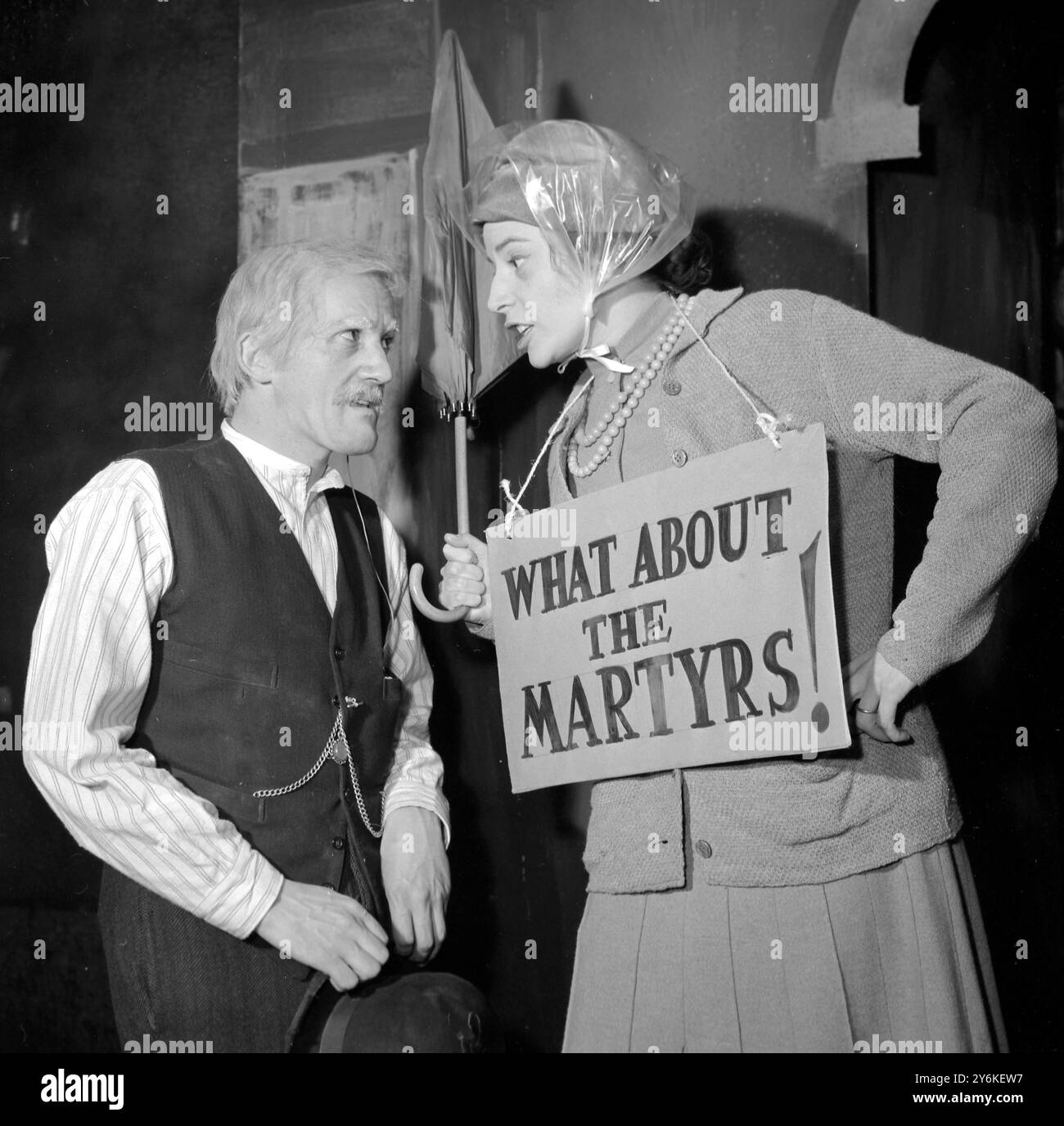 Was ist mit den Märtyrern? - Cherry Morris (rechts) in der Rolle eines irischen Immigranten-Soap-Box-Redners und Charles Hay in der Rolle eines Bewohners von Coventry, während der Kostümproben des Stücks NIE SO GUT im Theatre Royal, Stratford, London, am 8. März. Das Stück, das eigens vom Belgrader Theater Coventry in Auftrag gegeben wurde, spielt im wiederaufgebauten Coventry. - Foto vom 7. März 1960. ©TopFoto Stockfoto