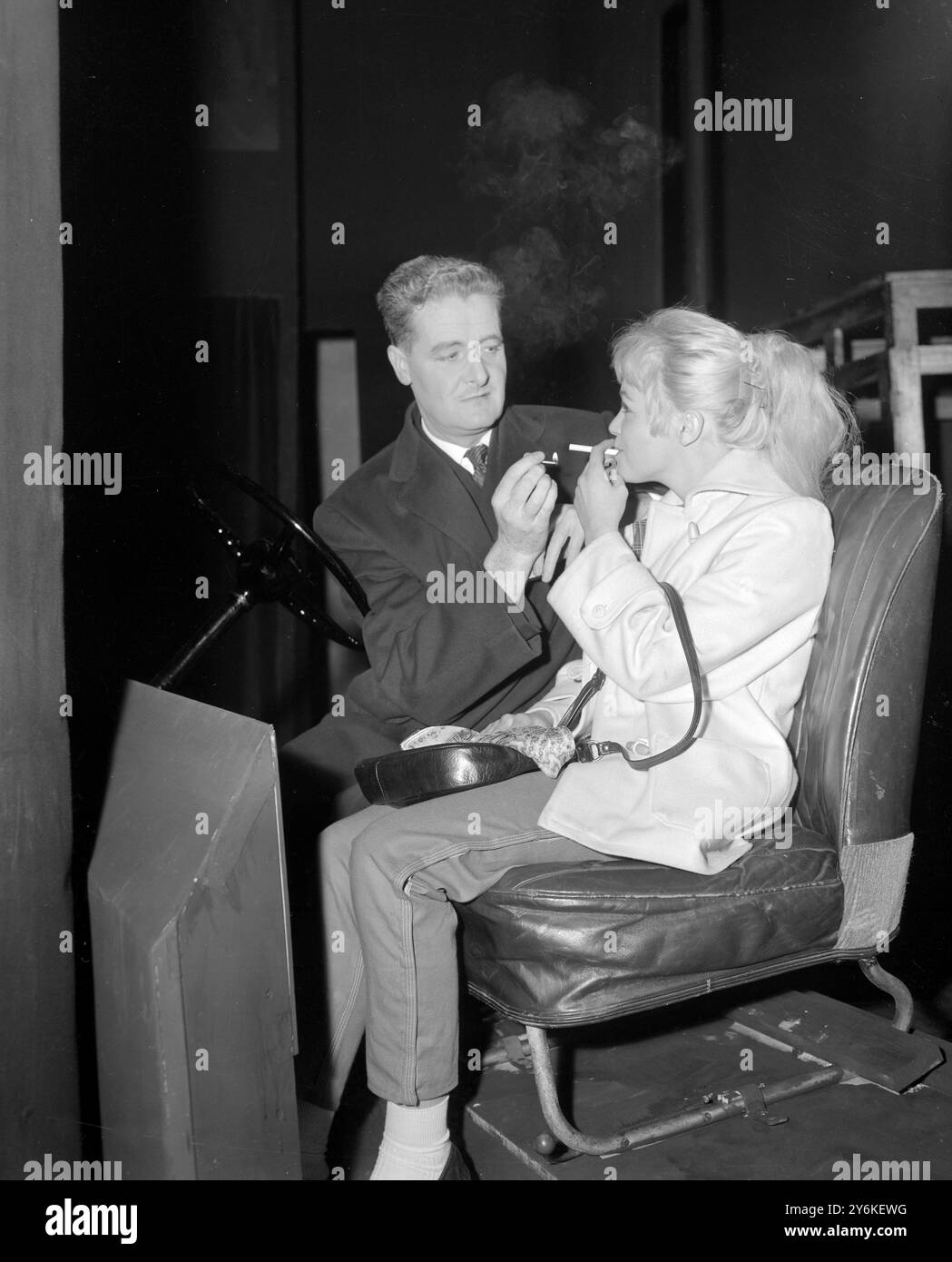 Brian Reece und Susan Burnet in THE GIRL ON THE HIGHWAY im Princes Theatre. Foto: 15. Februar 1960. ©TopFoto Stockfoto