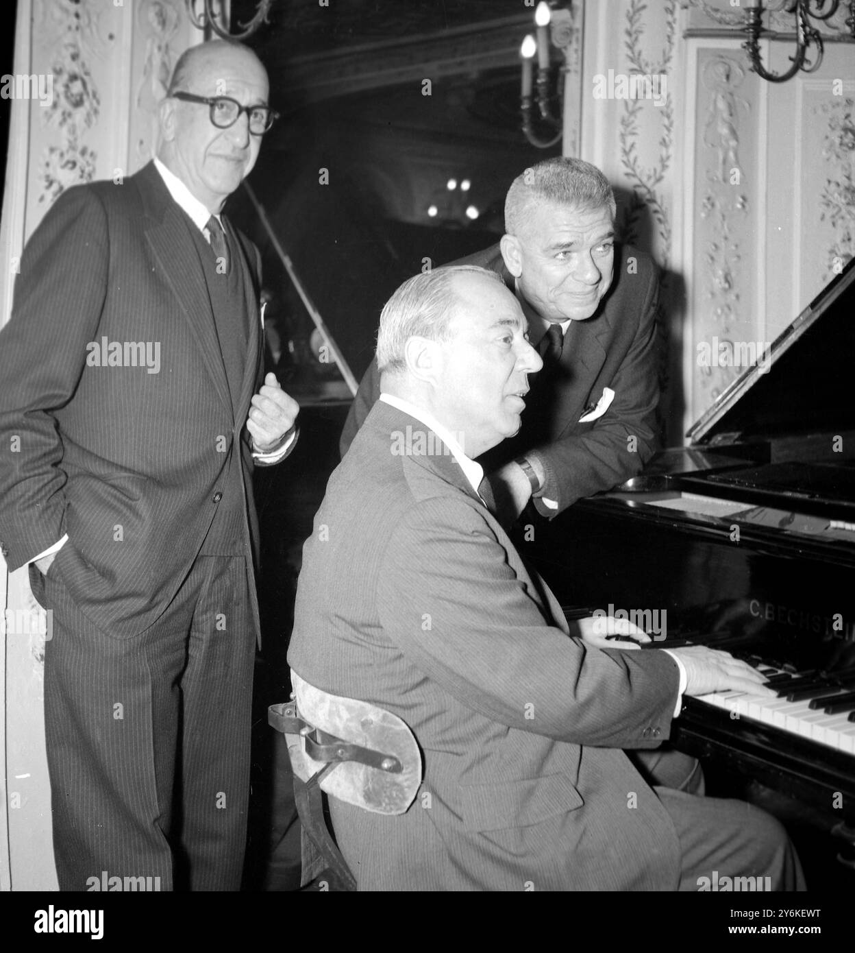 Richard Rodgers am Klavier und Oscar Hammerstein Proben ein Musical aus ihrem orientalischen Hit Flower Drum Song Opening am 24. März 1960 im Palace Theatre in London. Rodgers und Hammerstein waren ein US-amerikanisches Songwriting-Duo, bestehend aus Richard Rodgers (1902–1979) und Oscar Hammerstein II (1895–1960) 1960. Sie sind vor allem dafür bekannt, dass sie in den 1940er und 1950er Jahren eine Reihe von populären Broadway-Musicals kreierten, die als goldenes Zeitalter des Mediums gelten. ©TopFoto Stockfoto