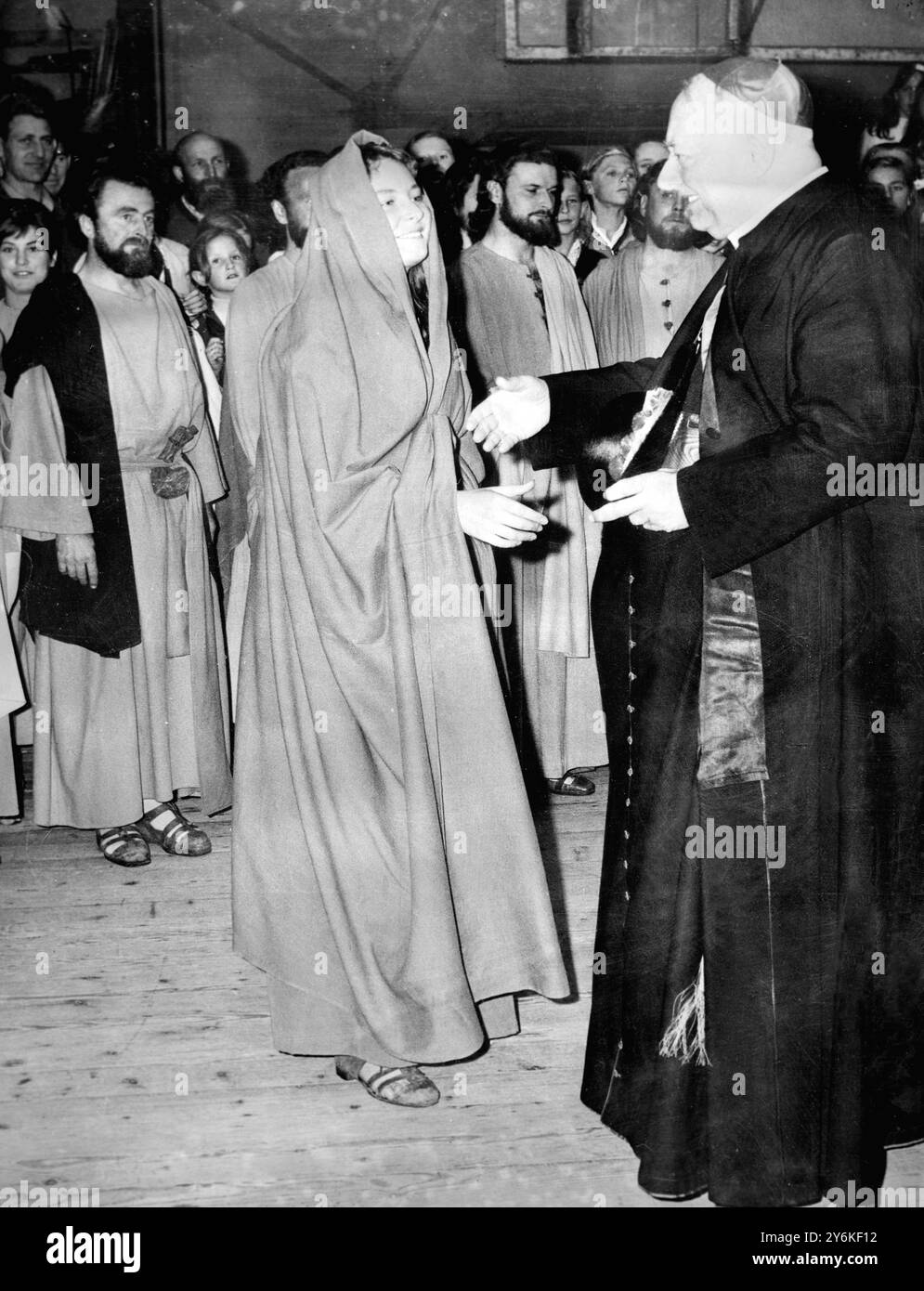 Noch in Kostümen schüttelt Irmgard Dengg , der die Rolle der Maria darstellt , die Hand des päpstlichen Legaten Gustavo Kardinal Testa , der nach dem Besuch des Passionsspiels hinter der Bühne besucht . Der Kardinal war in Deutschland als Vertreter von Papst Johannes auf dem 37. Eucharistischen Weltkongress in München tätig. 3. August 1960 Stockfoto