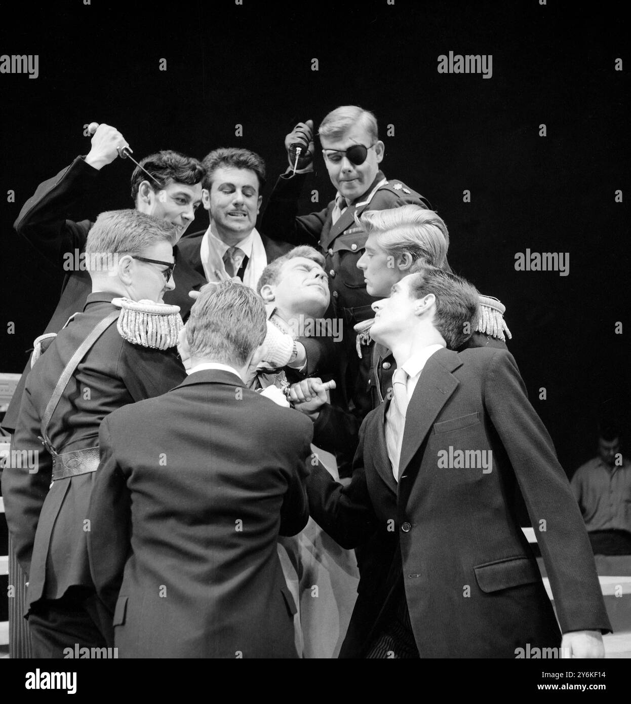 Die Ermordung von Julius Caesar gespielt vom 18-jährigen John Shrapnell , in einer modernen Adaption , vom Youth Theatre im Queen's Theatre , Shaftesbury Avennue , London . Die Besetzung bestand aus Jungen und Mädchen im Alter von 15 bis 21 Jahren aus 50 verschiedenen Schulen und Hochschulen. Dies war die fünfte jährliche Produktion seit der Gründung des Jugendtheaters im Jahr 1956. August 1960 Stockfoto