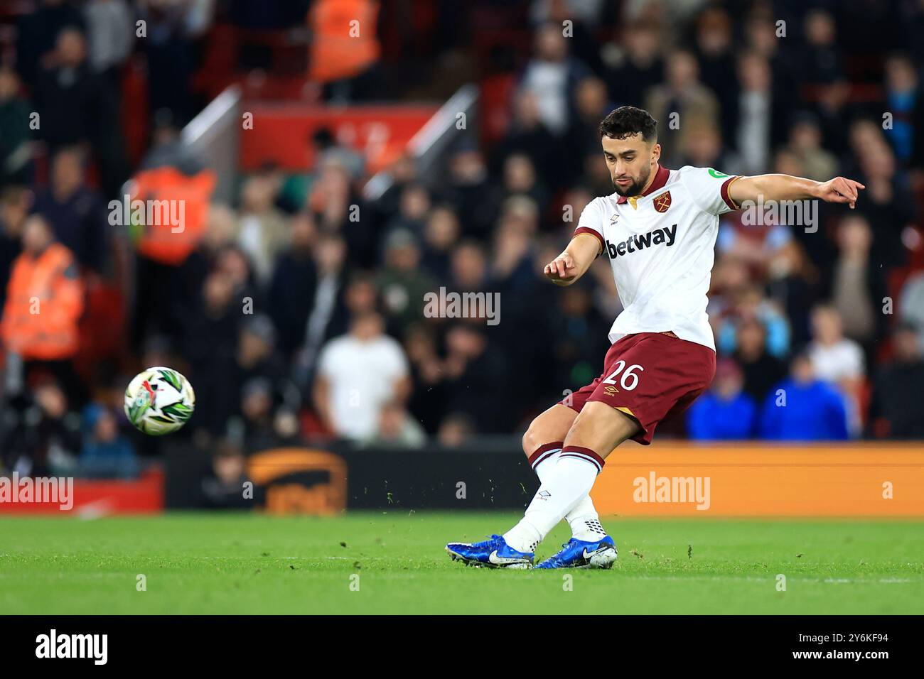 Liverpool, Großbritannien. September 2024. West Ham's Max Kilman gibt den Ball während des Carabao Cup-Spiels in Anfield, Liverpool. Der Bildnachweis sollte lauten: Jessica Hornby/Sportimage Credit: Sportimage Ltd/Alamy Live News Stockfoto