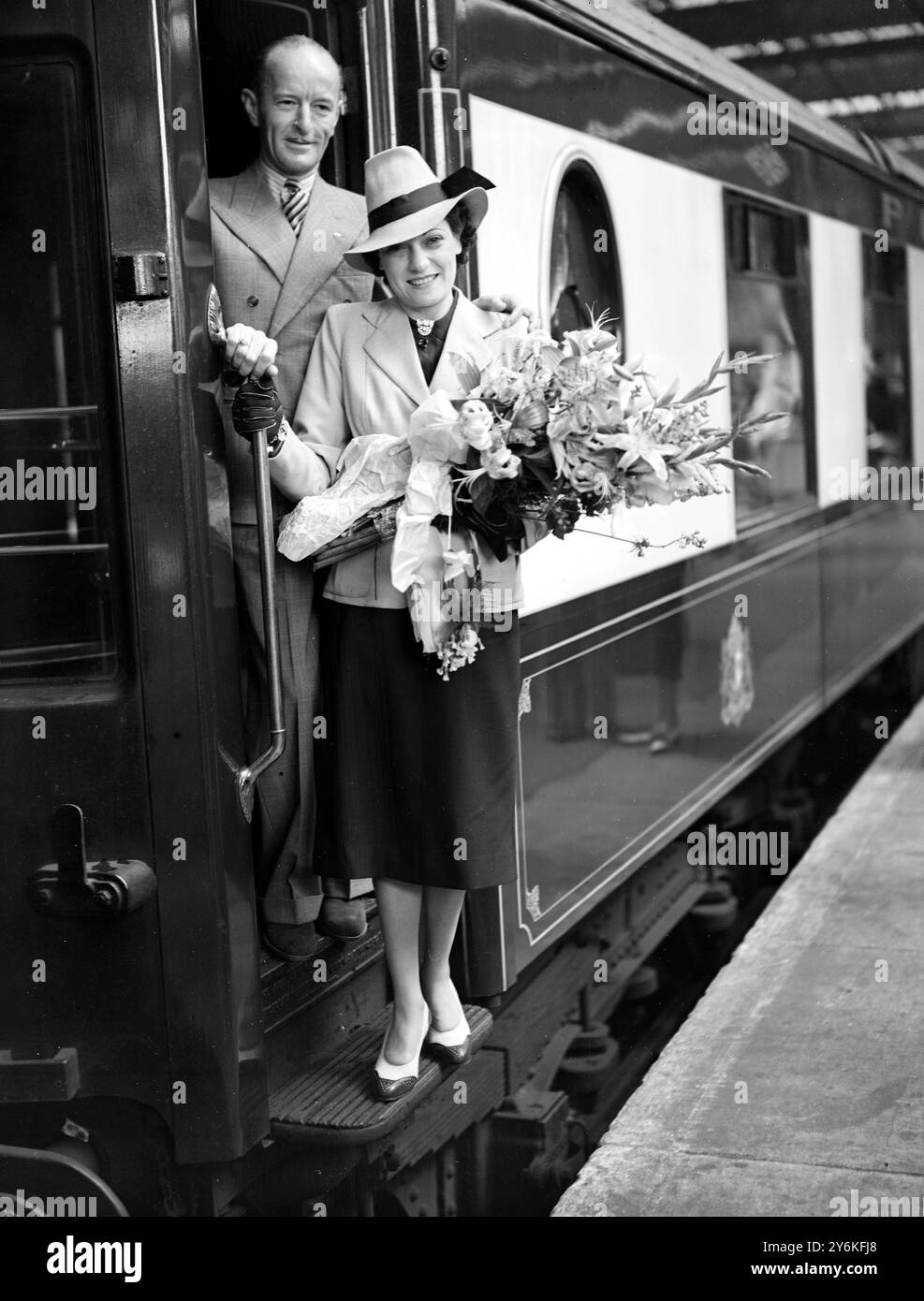 Fahren Sie an der Waterloo Station in Richtung USA. Herr Charlie Kunz, von der Tanzband bekannt, und seine Frau am 1. Juli 1938 © TopFoto Stockfoto