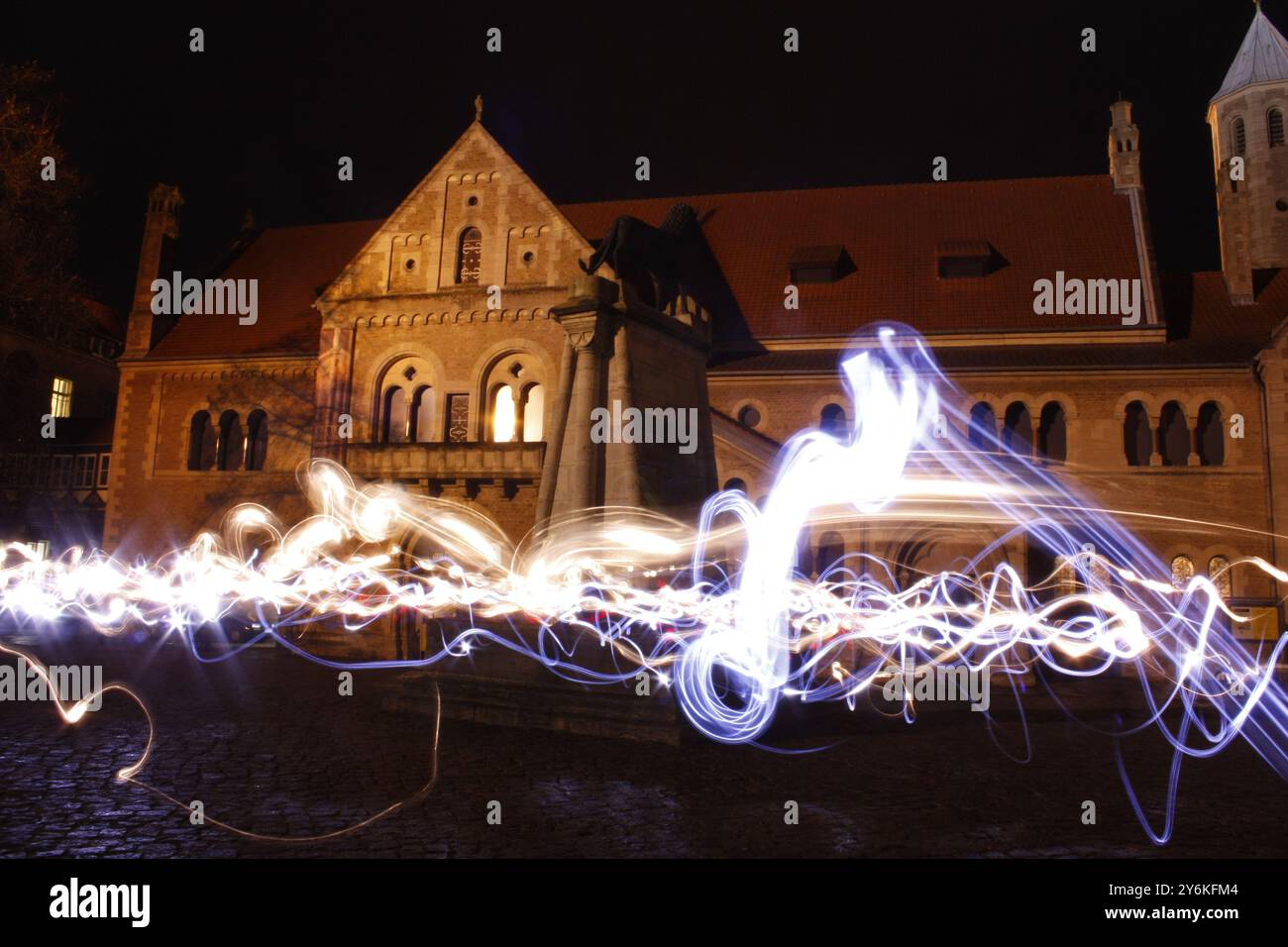 Foto von hellen Graffiti, hergestellt mit Langzeitbelichtung und verschiedenfarbigen Taschenlampen Stockfoto