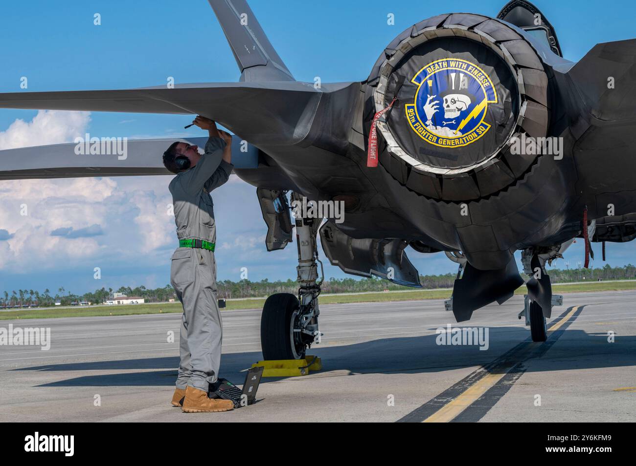 US Air Force Airman 1st Class Philip James, 325th Maintenance Squadron Low Observable Apprentice, zeichnet eine LO Diskrepanz auf einem Transparenzblatt auf Stockfoto