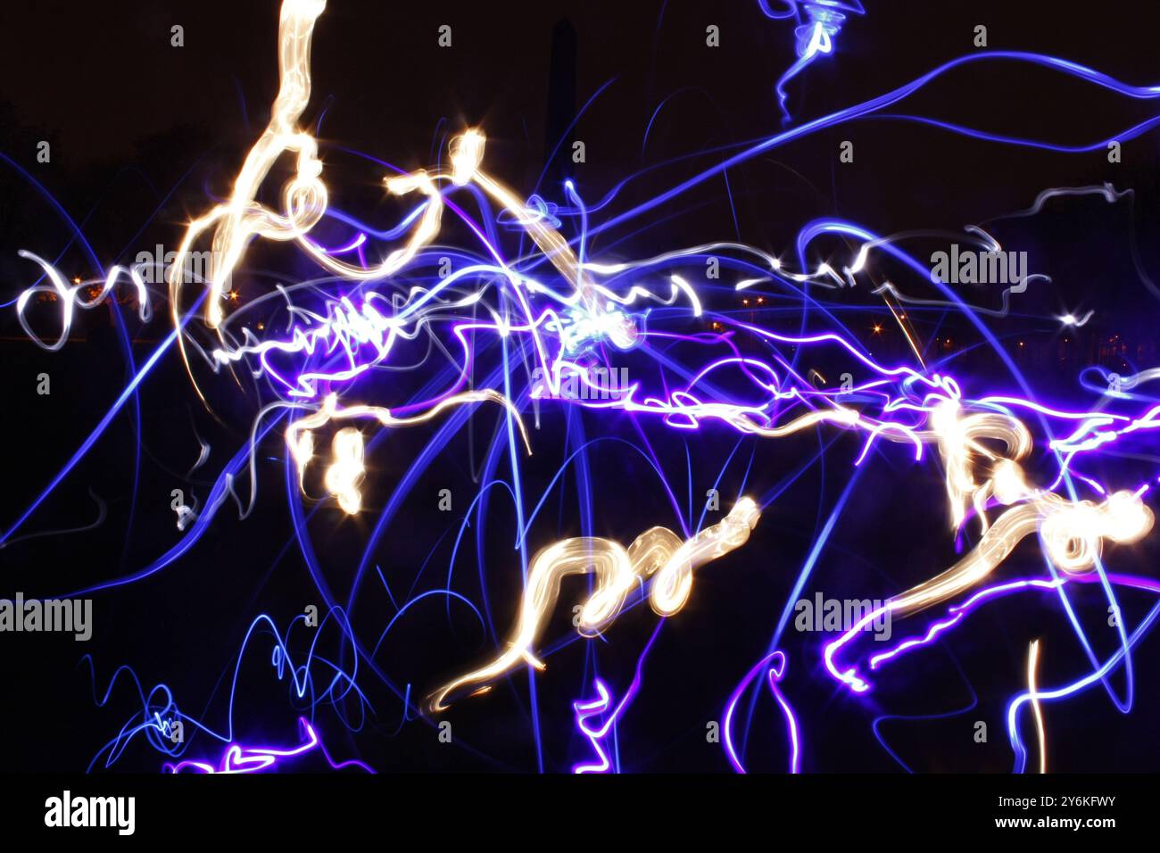 Foto von hellen Graffiti, hergestellt mit Langzeitbelichtung und verschiedenfarbigen Taschenlampen Stockfoto