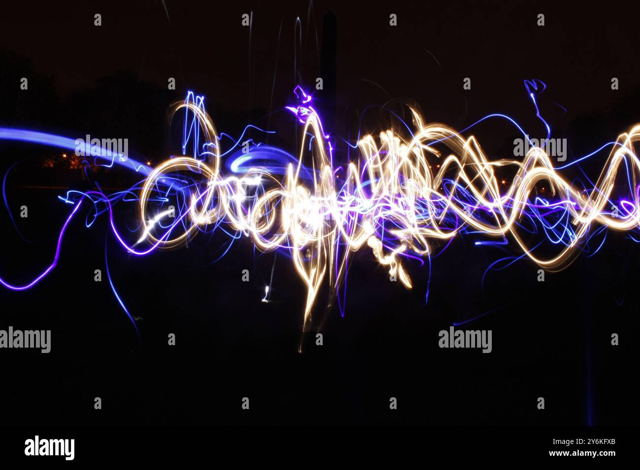 Foto von hellen Graffiti, hergestellt mit Langzeitbelichtung und verschiedenfarbigen Taschenlampen Stockfoto