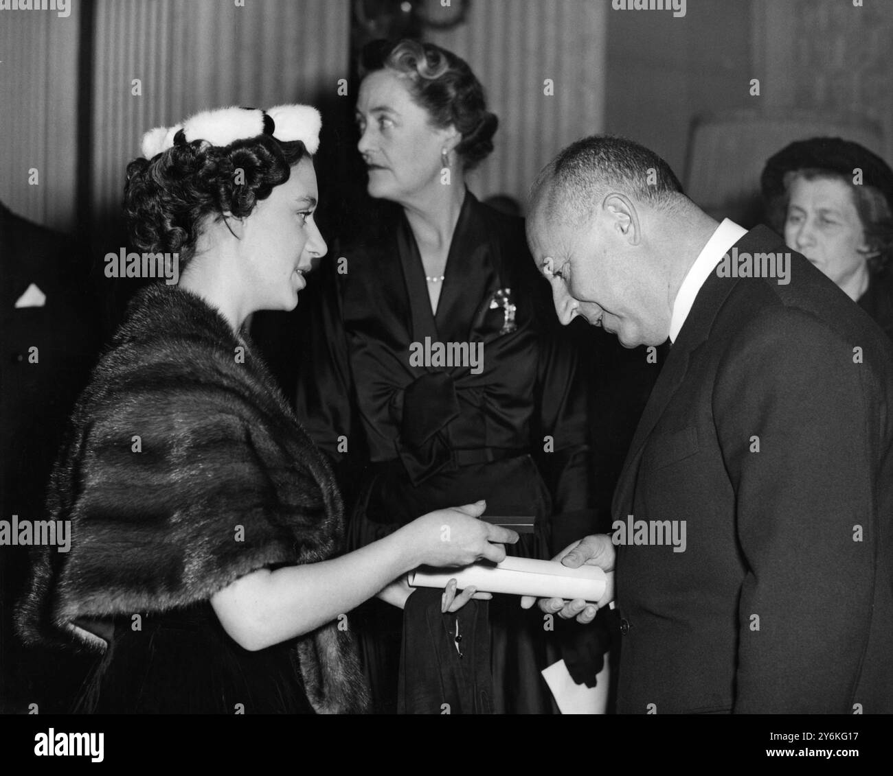 Prinzessin Margaret überreicht Christian Dior bei der Ausstellung seiner Pariser Winterkollektion im Blenheim Palace ein Zertifikat zugunsten der britischen Roten Kreuz-Gesellschaft. November 1954 Stockfoto