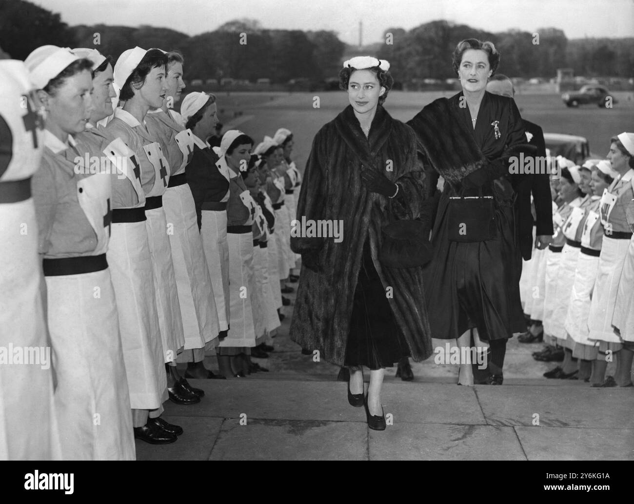 Prinzessin Margaret und die Herzogin von Marlborough kommen zu einer Ausstellung von Christian Diors Paris Winter Collection im Blenheim Palace, zu Hilfe der britischen Roten Kreuz Gesellschaft. November 1954 Stockfoto