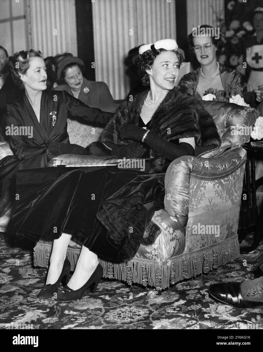 Prinzessin Margaret und die Herzogin von Marlborough bei einer Ausstellung von Christian Diors Paris Winter Collection im Blenheim Palace zur Unterstützung der britischen Roten Kreuz Gesellschaft. November 1954 Stockfoto