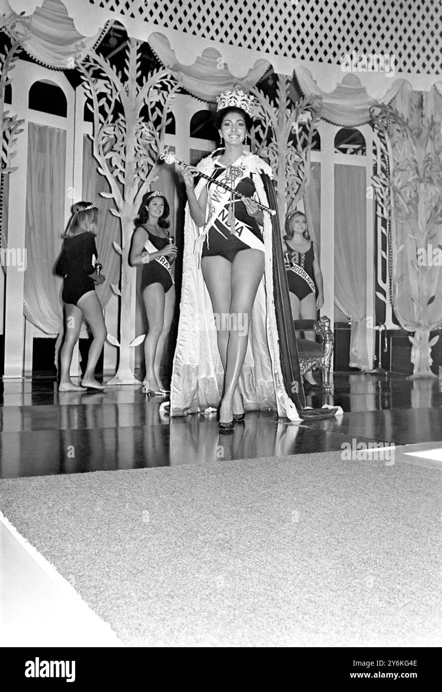 London: Gekrönt, gewürzt und gekleidet, 'Miss India', 23-jährige Reita Faria, Königinnen auf der Bühne im Londoner Lyceum Ballsaal, nachdem sie gestern Abend, am 17. November, zur 'Miss World, 1966' gewählt wurde. Im Hintergrund links befindet sich die vierte Position 'Miss Brazil', Marluci Manvailer, und rechts steht die zweite Position 'Miss Jugoslawien', Nikica Marinovic. 18. November 1966 Stockfoto