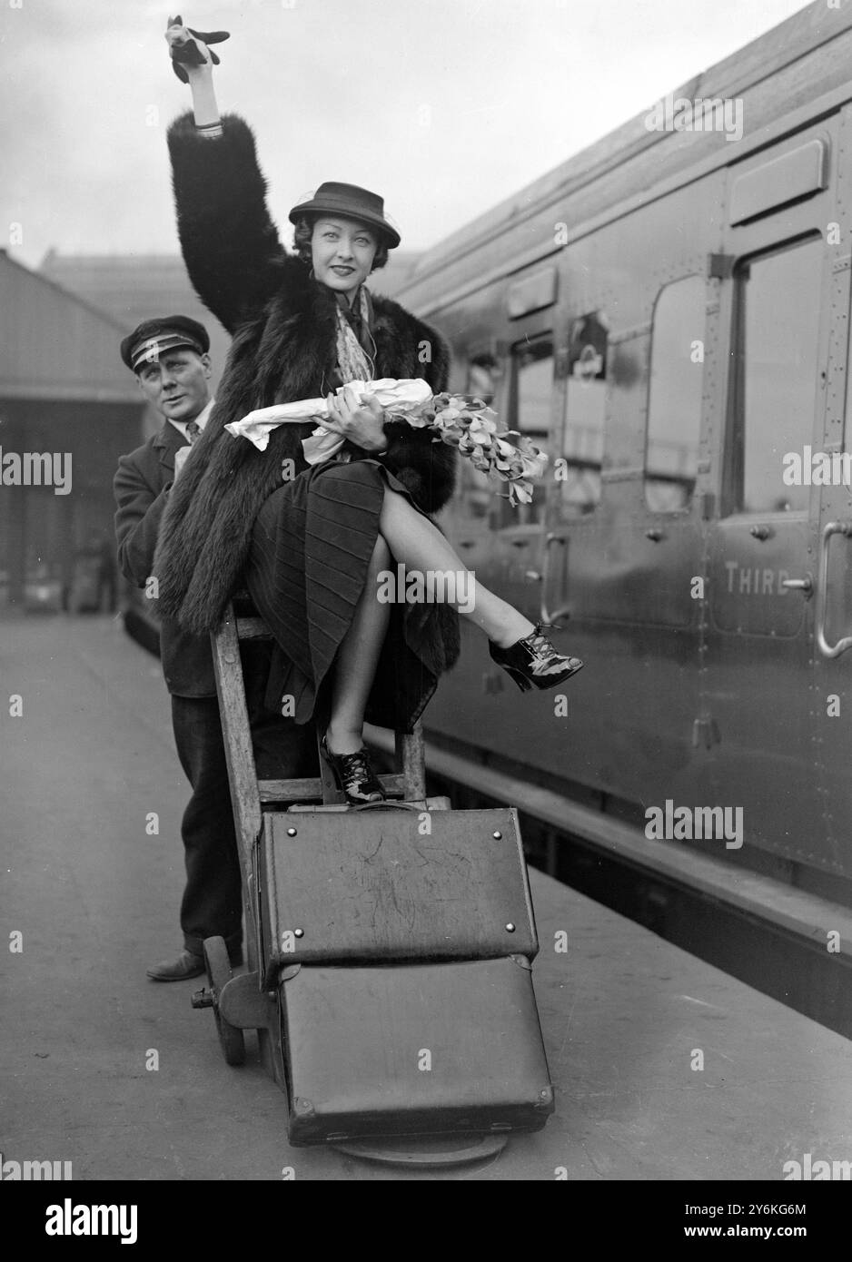 Am Bahnhof Waterloo – Irina Baranova, Prima Ballerina vom russischen Ballett de Basil, auf ihrer Rückkehr von einer 13000 km langen Tour durch die USA am 28. März 1938 © TopFoto Stockfoto