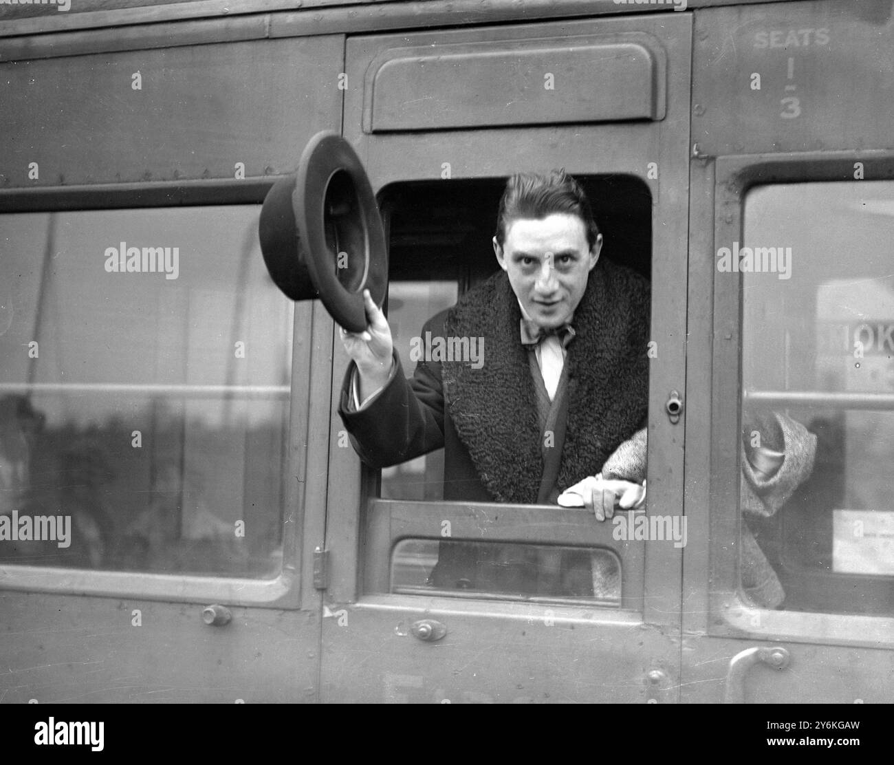 In Waterloo Station, wo Sie das New York Philharmonic Symphony Orchestra dirigieren. Sir John Giovanni Battista Barbirolli (* 2. Dezember 1899 bis 29. Juli 1970) war ein britischer Dirigent und Cellist. 21. Oktober 1936 © TopFoto Stockfoto