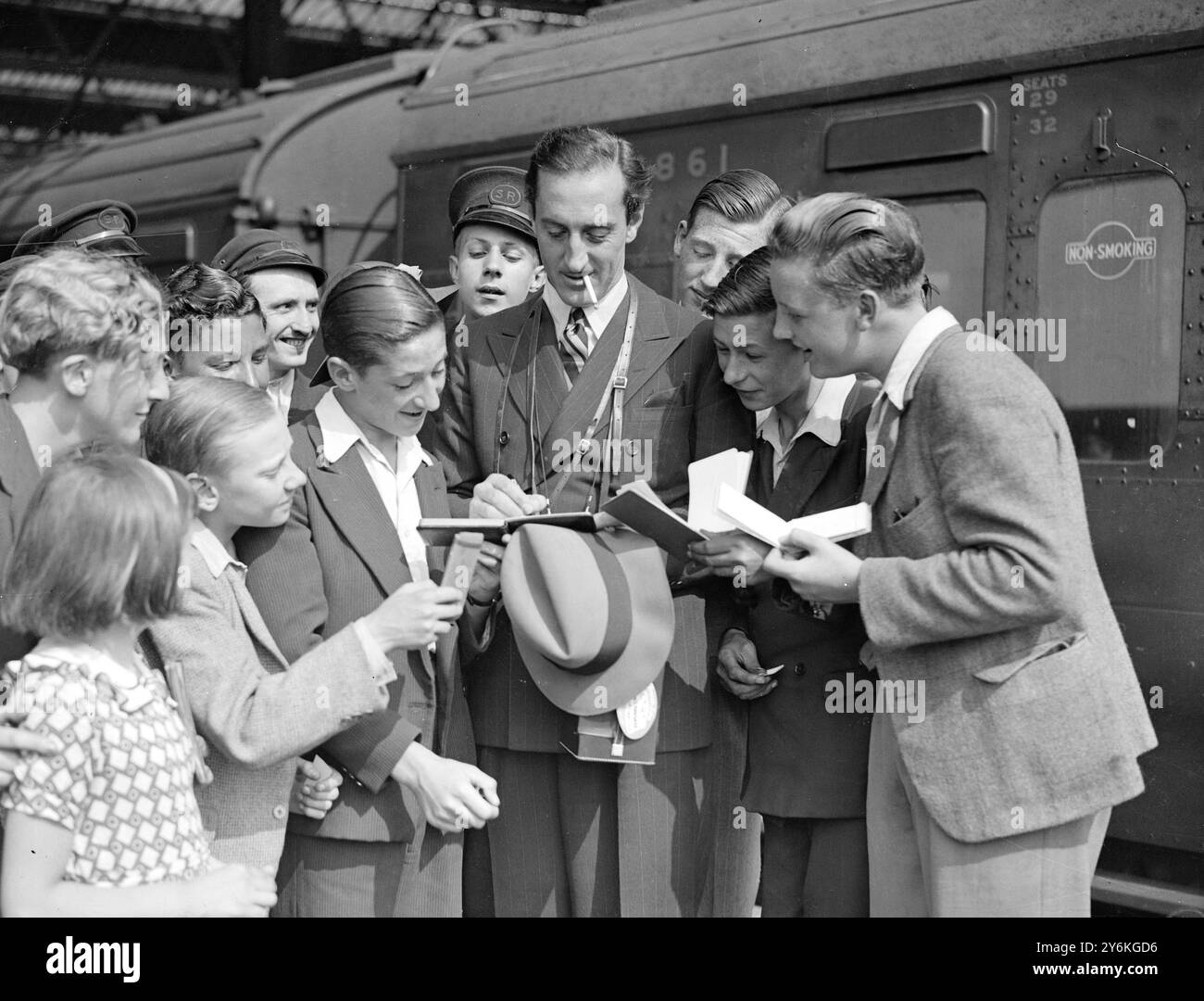 Am Bahnhof Waterloo fotografierte Basil Rathbone in Waterloo, als er aus Hollywood kam, um Ann Hardings Hauptdarsteller in ihrem britischen Film für Max Schach „Love from A Stranger“ zu werden – 24. August 1936 © TopFoto Stockfoto