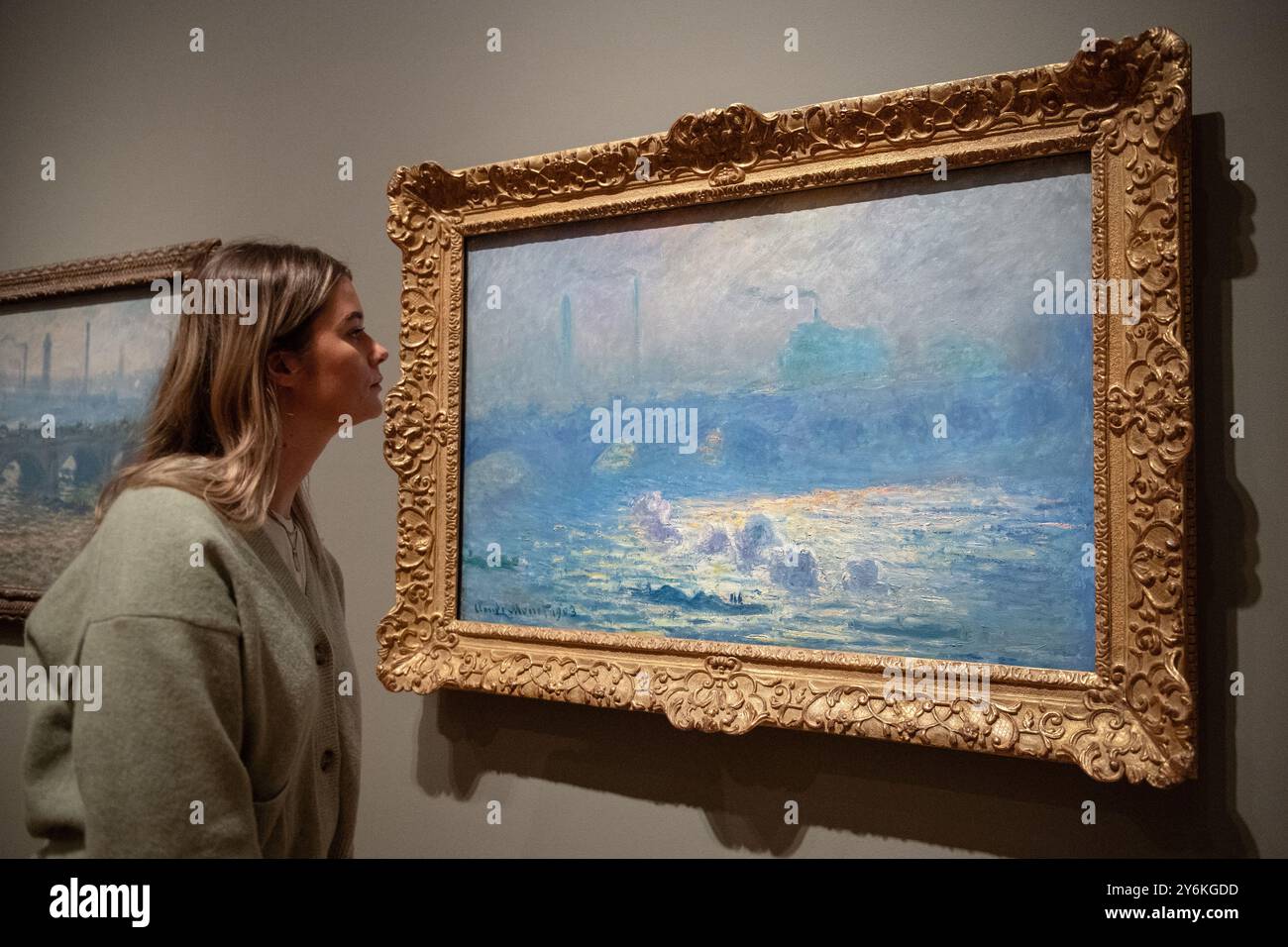 London, England, Großbritannien. September 2024. Eine Frau betrachtet ein Gemälde von Claude Monet während der Pressevorschau der Ausstellung mit den impressionistischen Gemälden des Künstlers London in der Courtauld Gallery in London. (Kreditbild: © Thomas Krych/ZUMA Press Wire) NUR REDAKTIONELLE VERWENDUNG! Nicht für kommerzielle ZWECKE! Stockfoto