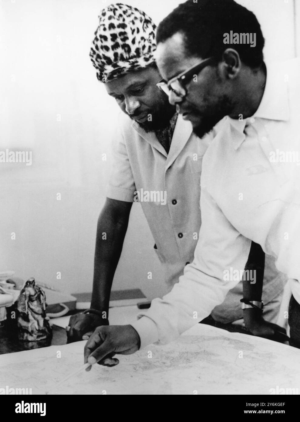 Ndola, Sambia: James Chikerema (links) und Oliver Tambo, die beiden Führer der Simbabwe African Peoples Union (ZAPU) und der südafrikanischen nationalistischen Gruppe Afrikanischer Nationalkongress in Sambia, scheinen auf der Karte den Weg zu planen, den die Terroristen über den Sambesi-Fluss, durch Rhodesien bis Südafrika nehmen. Bilder am 30. August ist Chikerema der Anführer der ZAPU und Tampo, Anführer der A.N.C. am 1. September 1967 Stockfoto