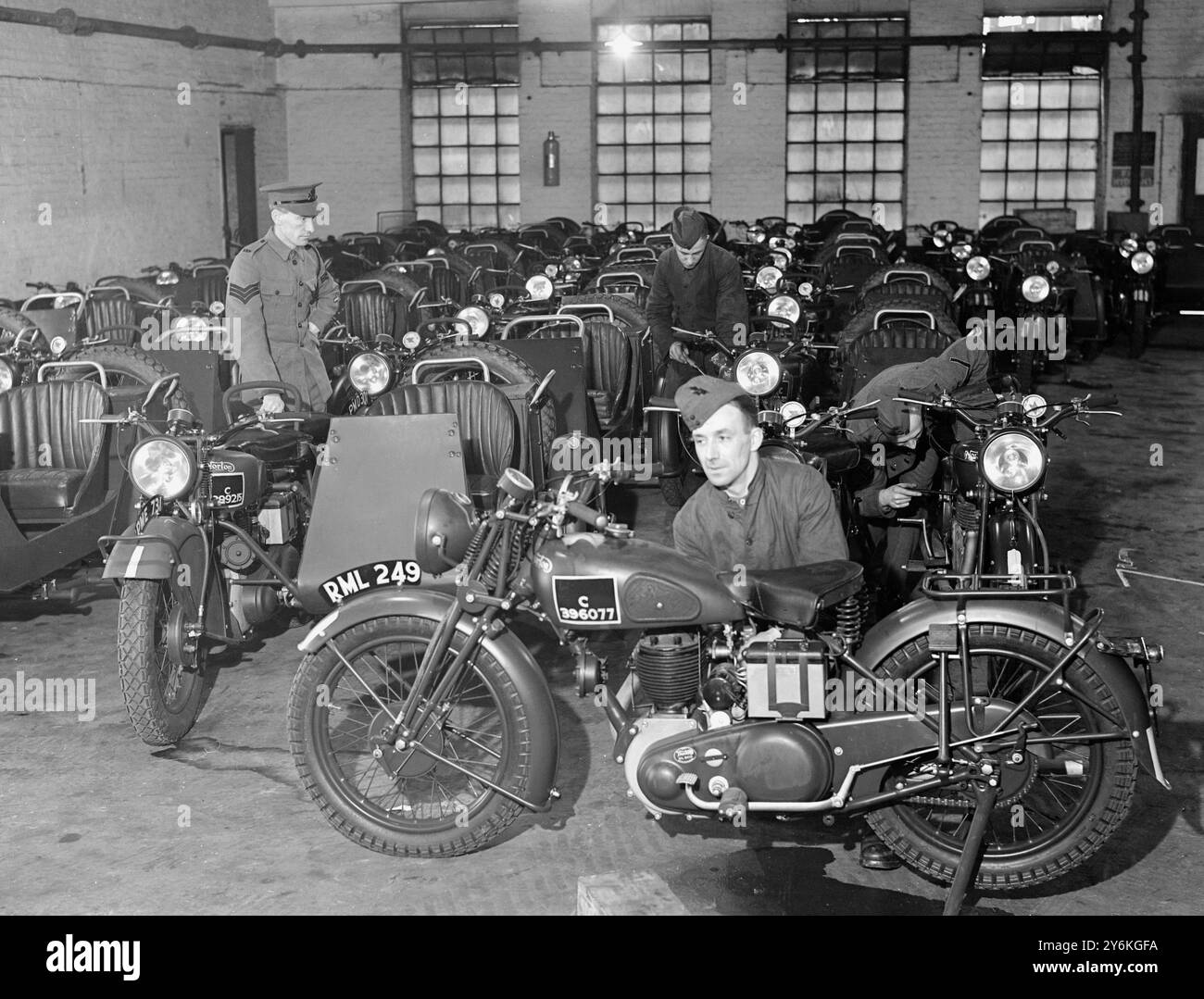 Das Q.V.R. (Queen Victoria Rifles) Motorradbataillon, bereitet sich auf die jährliche Ausbildung in Pimlico vor. 22. Juli 1939 © TopFoto Stockfoto