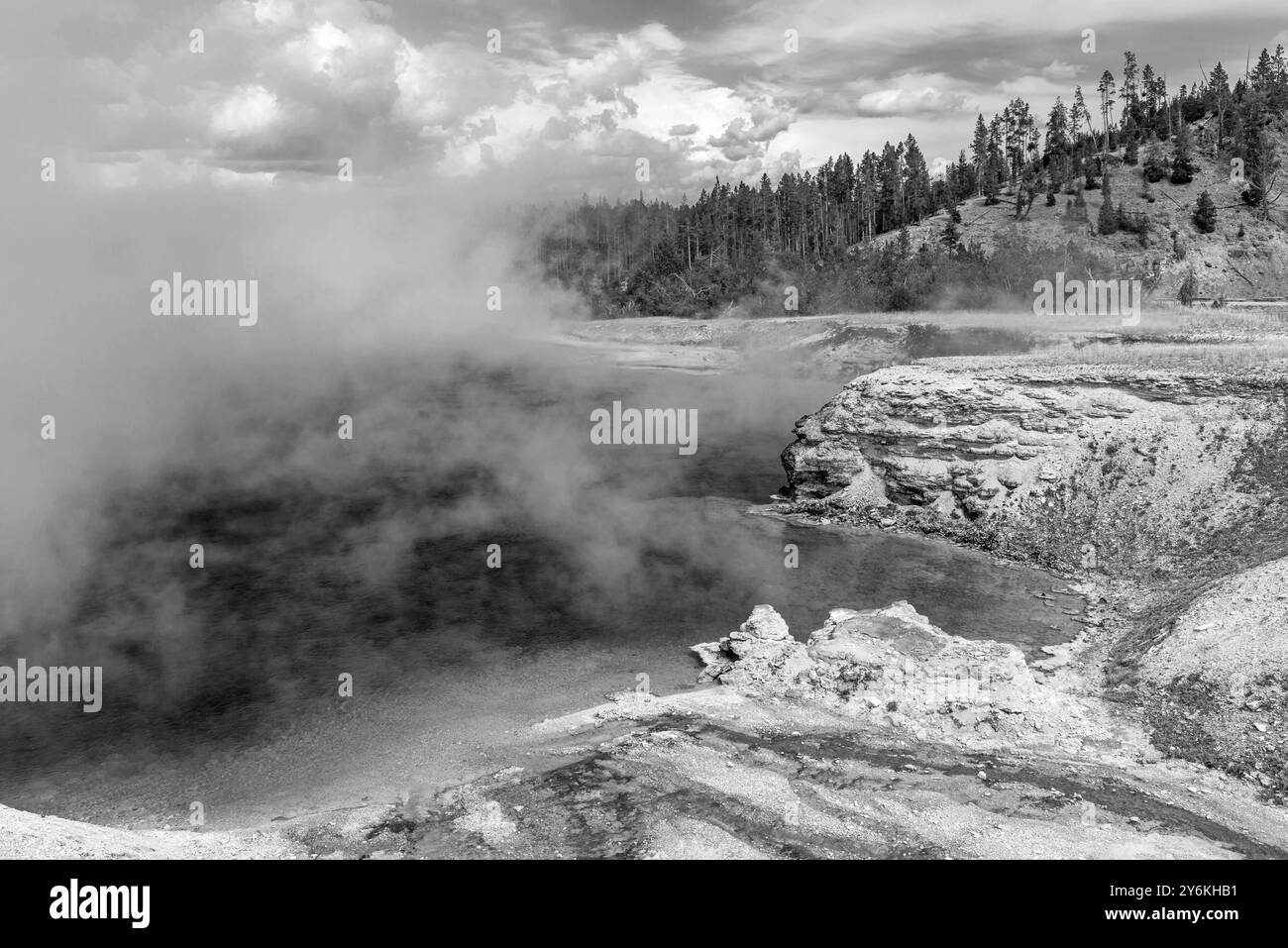 Excelsior Geysir in Schwarz-weiß, Midway Geyser Basin, Yellowstone National Park, Wyoming, USA. Stockfoto