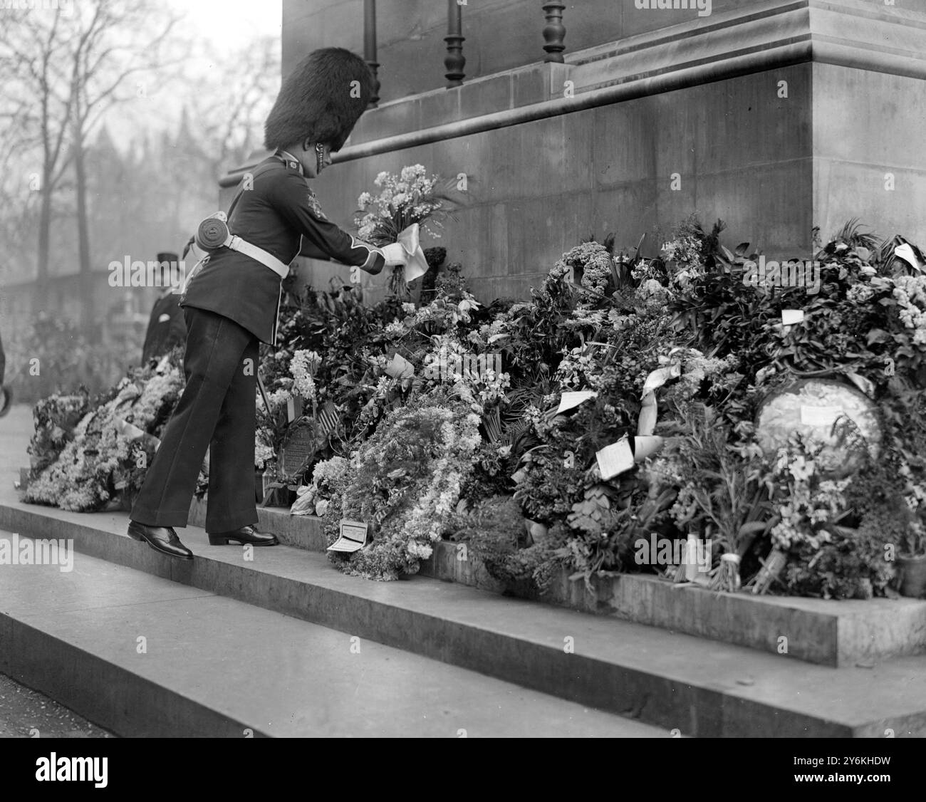 Die Hochzeit von Prinzessin Mary: Prinzessin Mary Brautstrauß mit Regiment Sergeant Major Barwick, 1. Schottengarde ( Wellington Barracks), die es auf dem Cenotaph platziert – 1. März 1922 © TopFoto Stockfoto