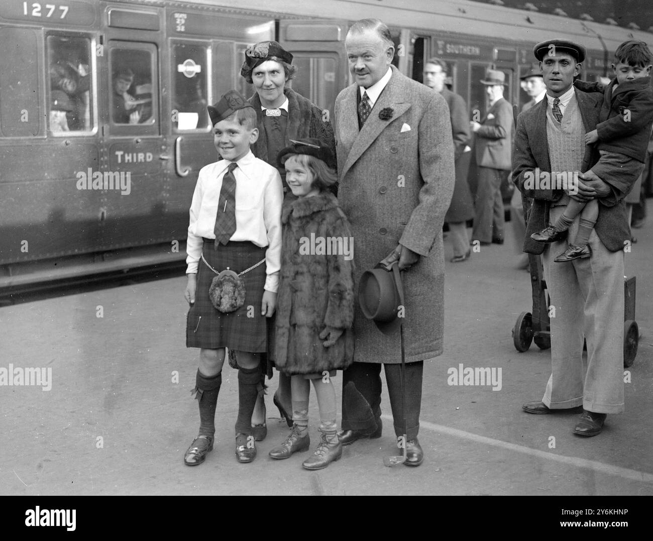 Nachdem er seine Aufgaben als Chef der neu gegründeten Canadian Broadcasting Corporation übernommen hatte. Major Gladstone Murry, seine Frau und seine Kinder Ian und Ann werden hier am 3. Oktober 1936 auf der Waterloo Station gesehen © TopFoto Stockfoto