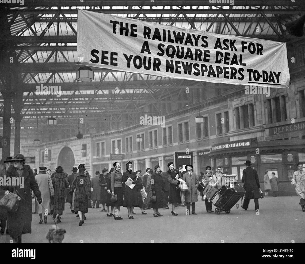 Am Bahnhof Waterloo - die Bahnstrecke "Square Deal" - fordern Sie einen Square Deal an - sehen Sie sich Ihre Zeitungen noch heute an. 10. Dezember 1938 © TopFoto Stockfoto