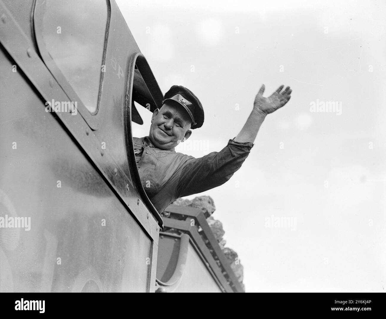 Ein typischer Express-Zugfahrer - Fahrer Arthur Miller, einer der „Crack“-Fahrer der London Midland and Scottish Railway, kurz vor seiner letzten Fahrt, bevor er nach 47 Jahren Dienst bei der Firma in den Ruhestand geht - 25. August 1933 © TopFoto Stockfoto