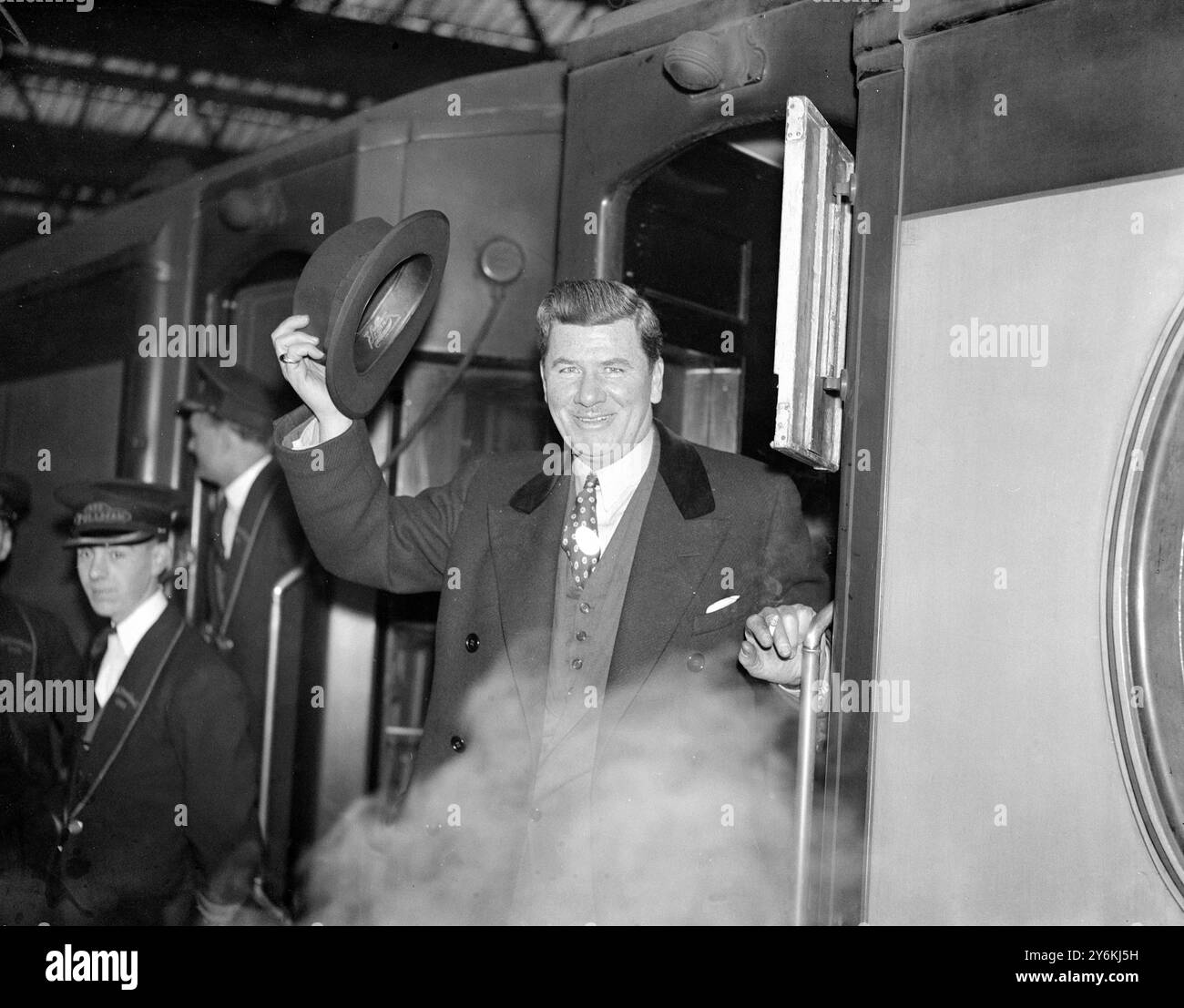 George Bancroft, der amerikanische Filmstar „He-man“, der am 23. Januar 1935 von Waterloo Station nach Amerika abreiste © TopFoto Stockfoto