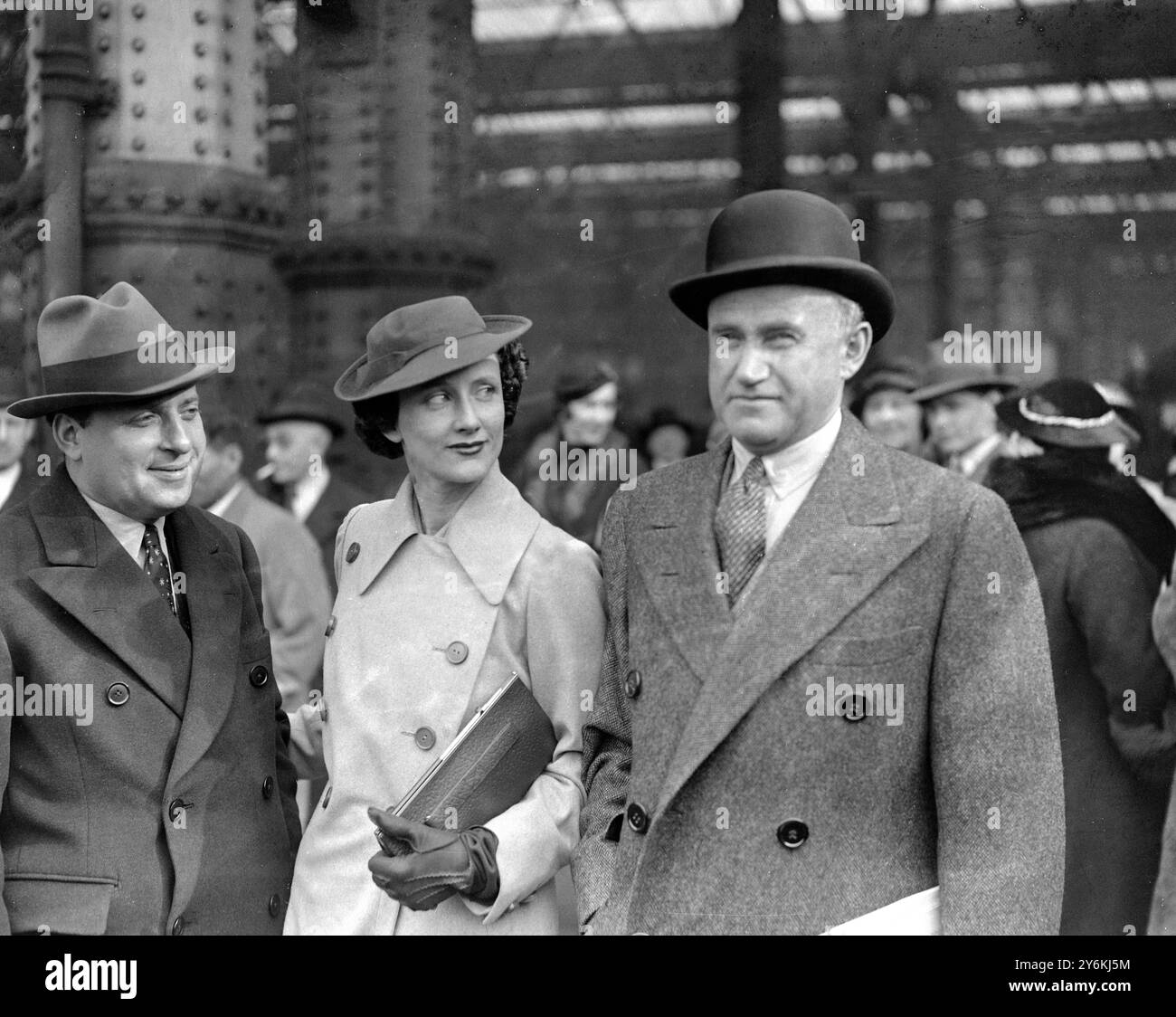 Sam Goldwyn (Rijght) und Mrs Goldwyn in Waterloo Station, die am 27. März 1935 nach Amerika zurückkehrten – Samuel Goldwyn (27. August 1882 – 31. Januar 1974) war ein Oscar- und Golden Globe Award-Preisträger, auch ein bekannter Hollywood-Filmproduzent und Mitwirkender mehrerer Filmstudios. © TopFoto Stockfoto