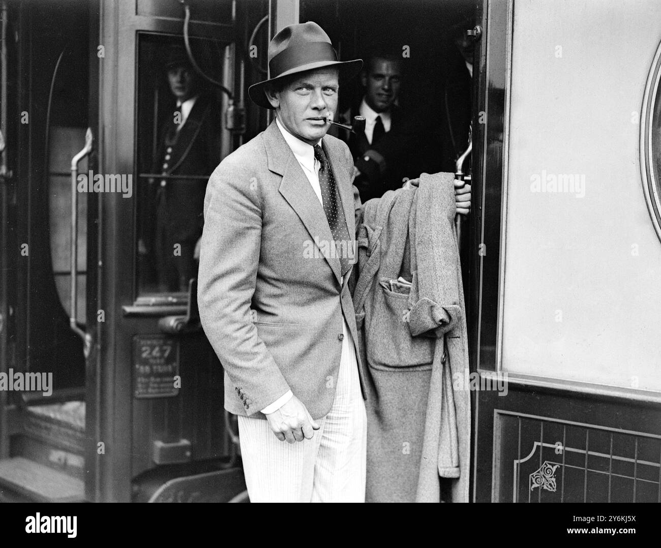 Charles Bickford, the Cinema Star at Waterloo Station am 28. September 1933 – Charles Bickford (1. Januar 1891 – 9. November 1967) war ein US-amerikanischer Schauspieler, der vor allem für seine Nebenrollen bekannt war. Er wurde dreimal für den Academy Award als bester Nebendarsteller nominiert, für das Lied von Bernadette (1943), die Farmer's Daughter (1947) und Johnny Belinda (1948). © TopFoto Stockfoto