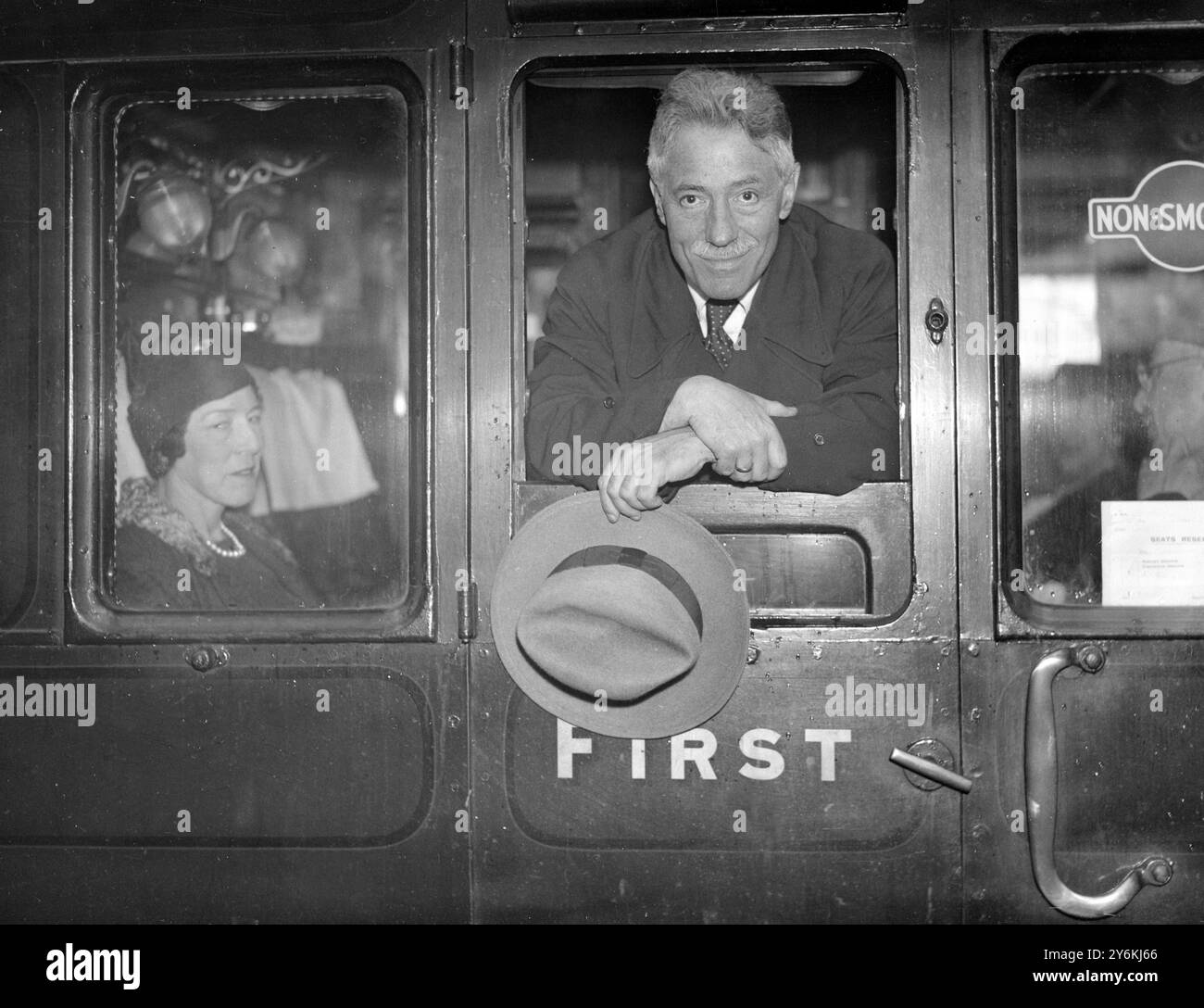 Fritz Kreisler 1935 (2. Februar 1875 bis 29. Januar 1962) war ein in Österreich geborener amerikanischer Violinist und Komponist, einer der berühmtesten Geiger seiner Zeit. Er ist bekannt für seinen süßen Ton und seine ausdrucksstarke Phrase. Wie viele große Geiger seiner Generation produzierte er einen charakteristischen Klang, der sofort als sein eigener erkennbar war. Obwohl er Geiger der französisch-belgischen Schule war, erinnert sein Stil dennoch an den gemütlichen Lebensstil des Vorkriegs-Wien. © TopFoto Stockfoto