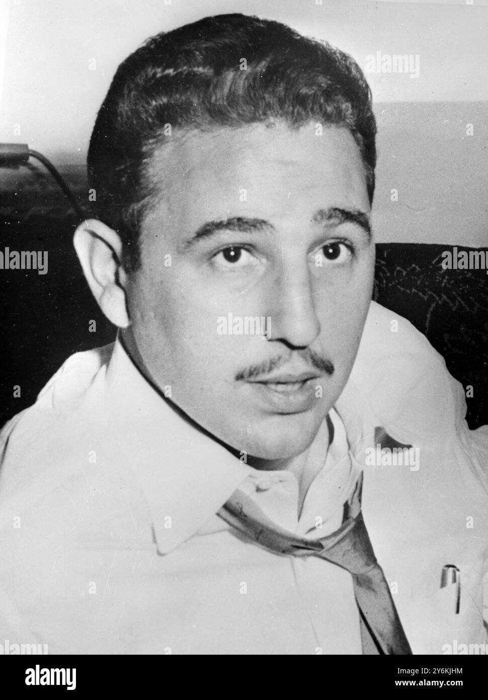 New York: Bartloser und eher jungenhaft aussehender Fidel Castro, der 1955 hier abgebildet wurde, als er damit beschäftigt war, Gelder für seine kubanische Revolution zu sammeln, um Diktator Batista zu stürzen. Castro, eine bekannte Persönlichkeit unter den kubanischen Führern der Stadt, ist jetzt kubanischer Premierminister. 17. Oktober 1962 Stockfoto